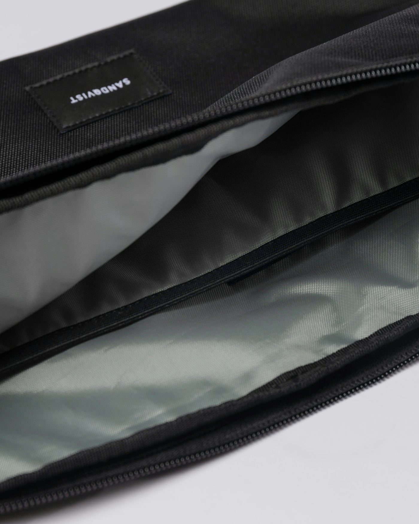 Laptop sleeve är i färgen svart (4 av 6)