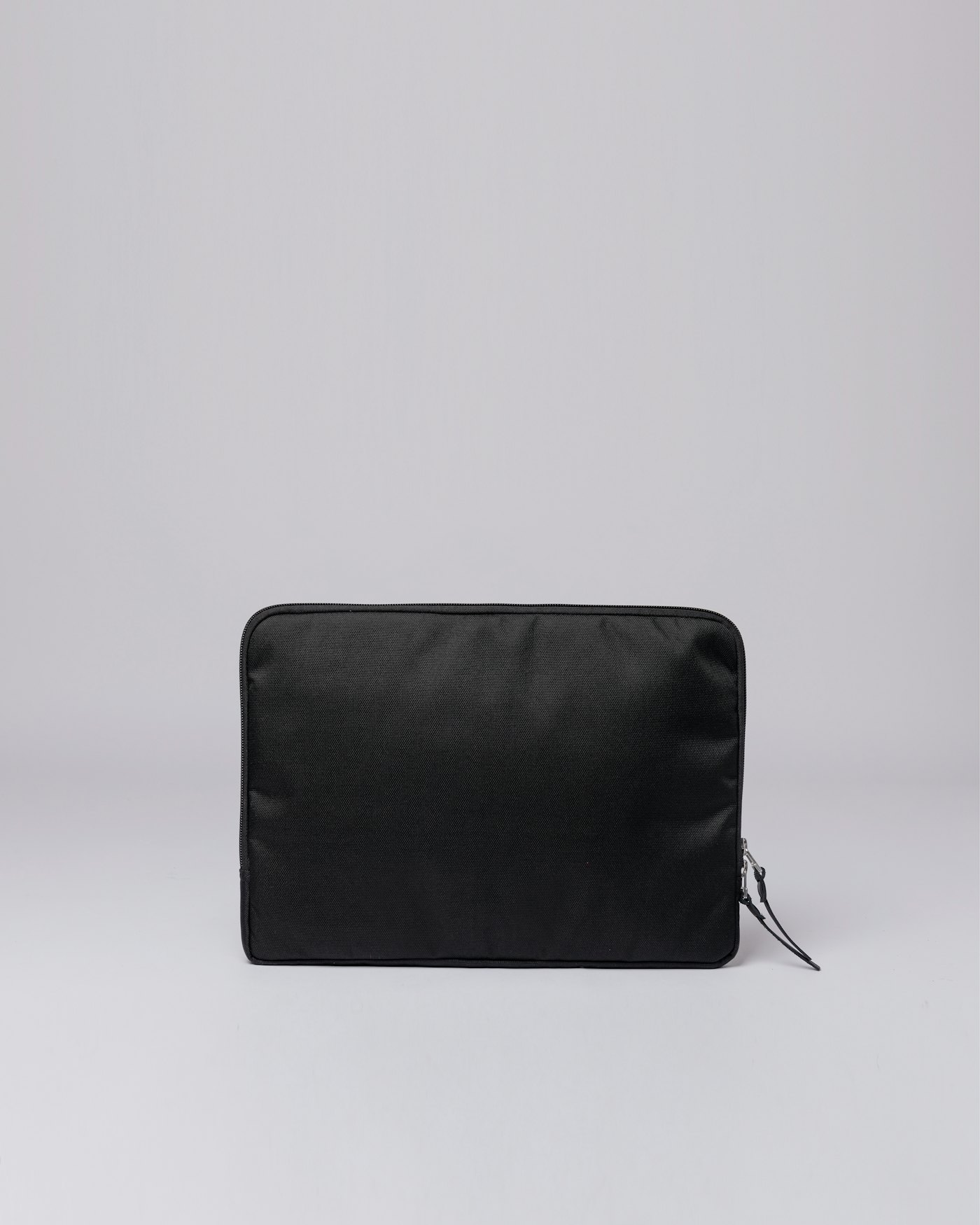 Laptop sleeve är i färgen svart (2 av 6)