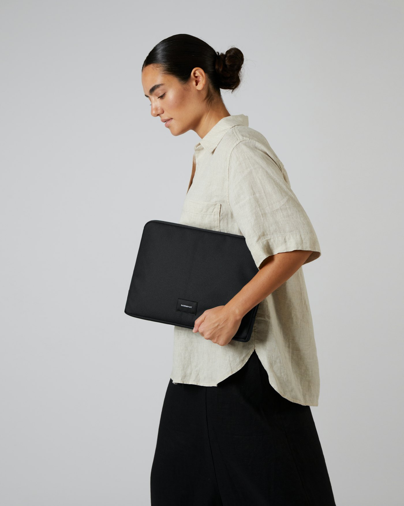 Laptop sleeve är i färgen svart (5 av 6)