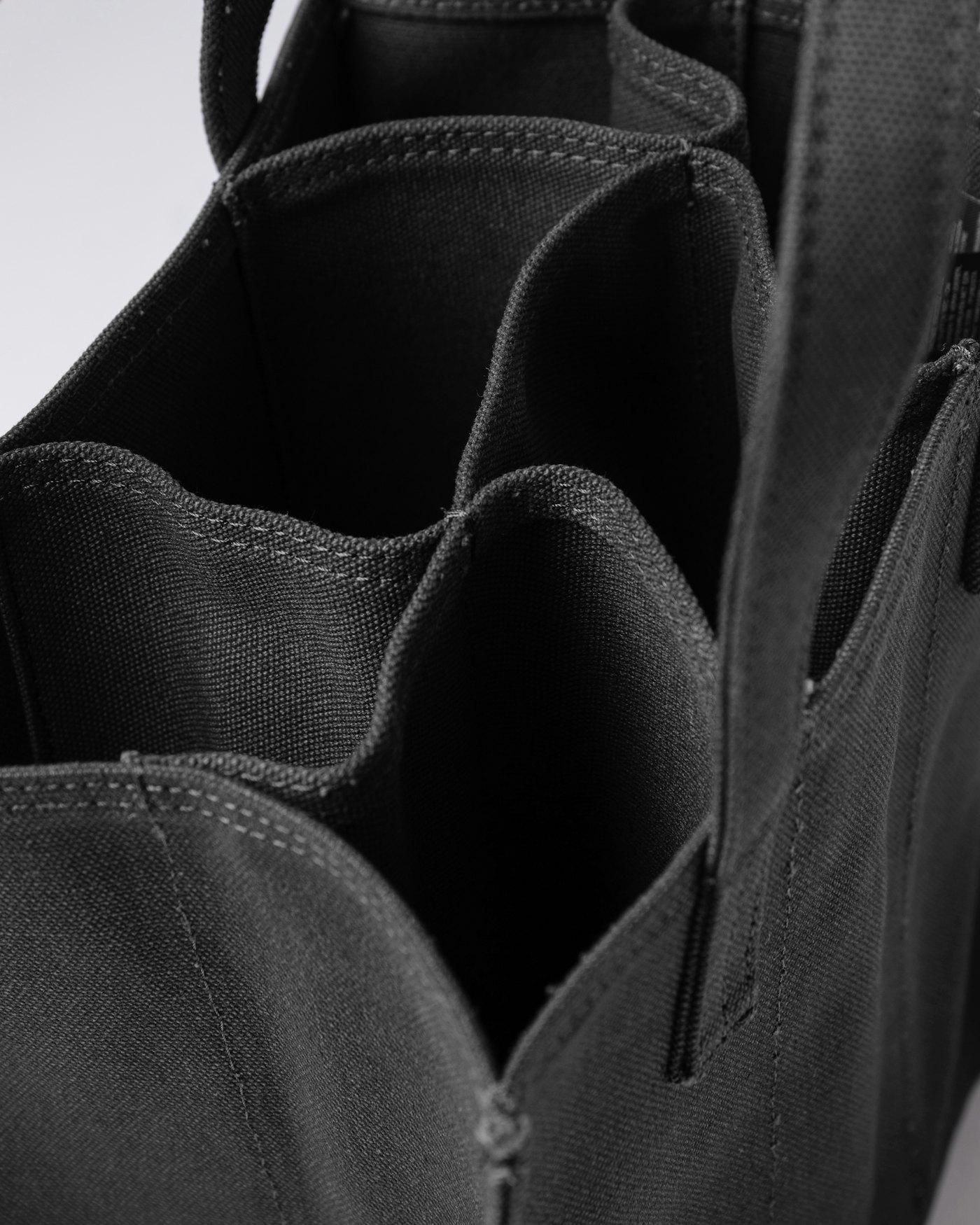 Bottle bag est en couleur noir (5 de 5)