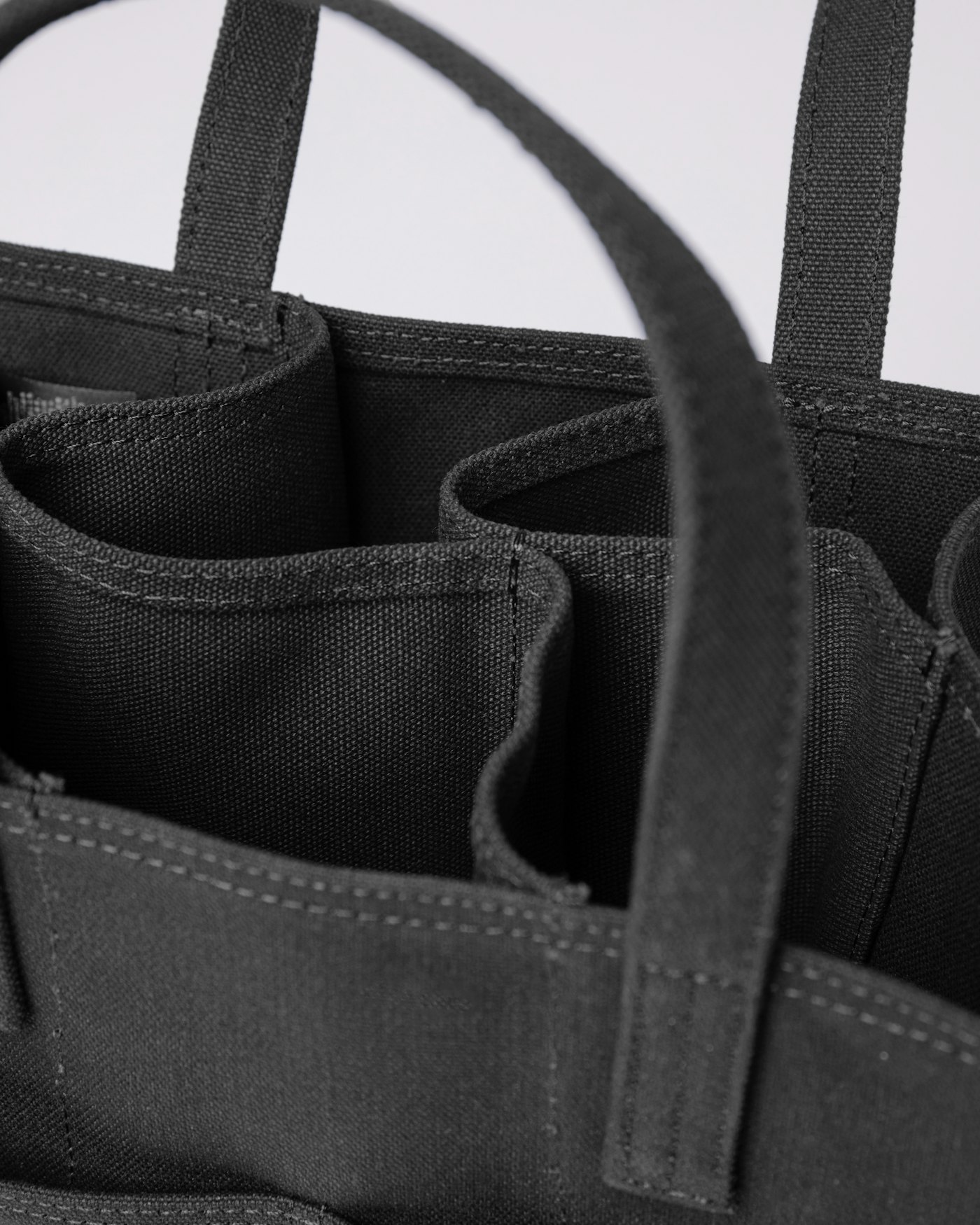 Bottle bag est en couleur noir (4 de 5)