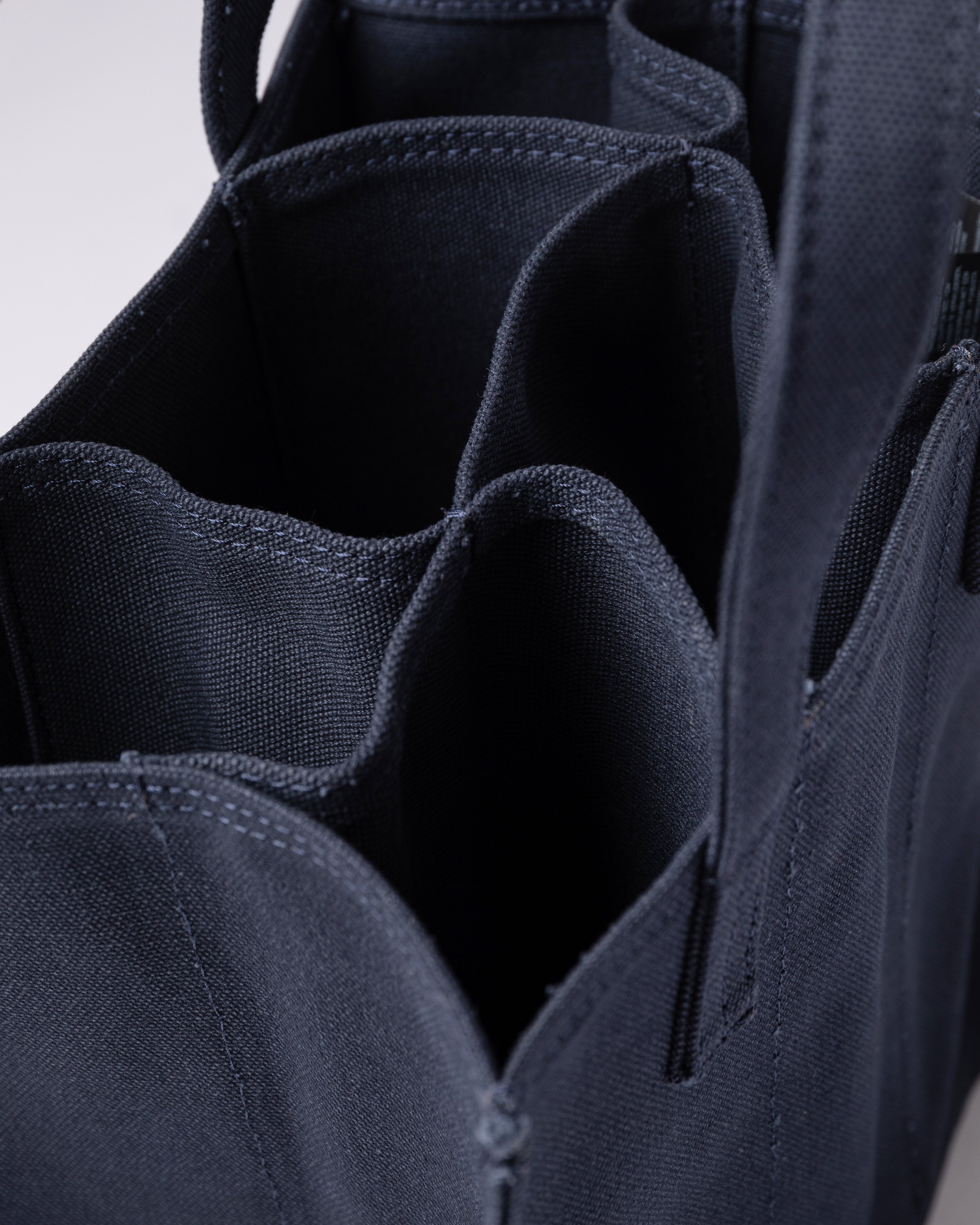 Bottle bag är i färgen navy (4 av 4)