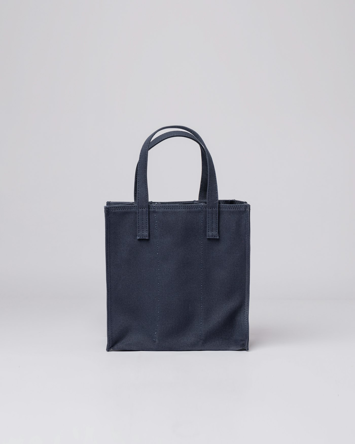 Bottle bag är i färgen navy (2 av 4)