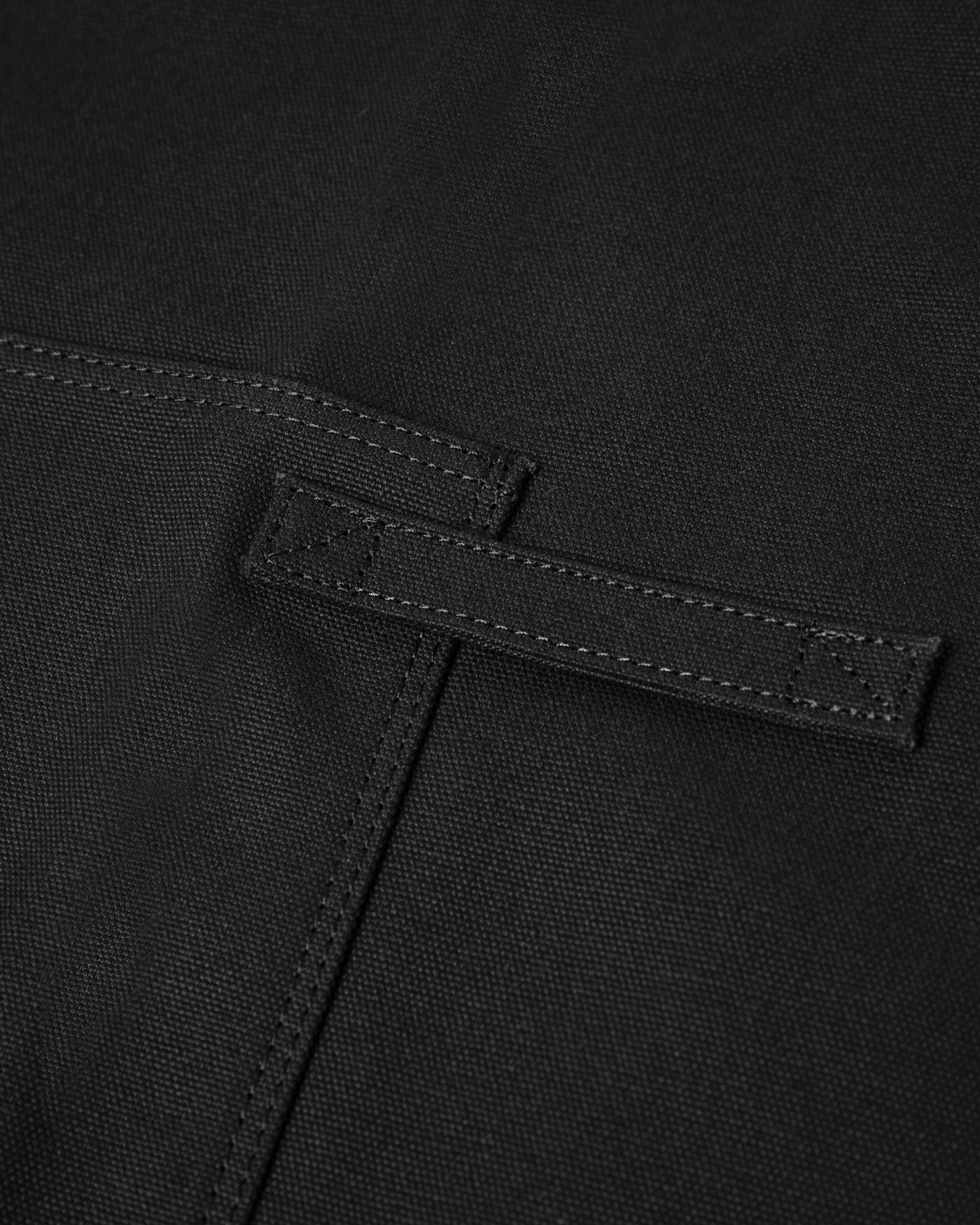 Apron is in color black (3 of 3)