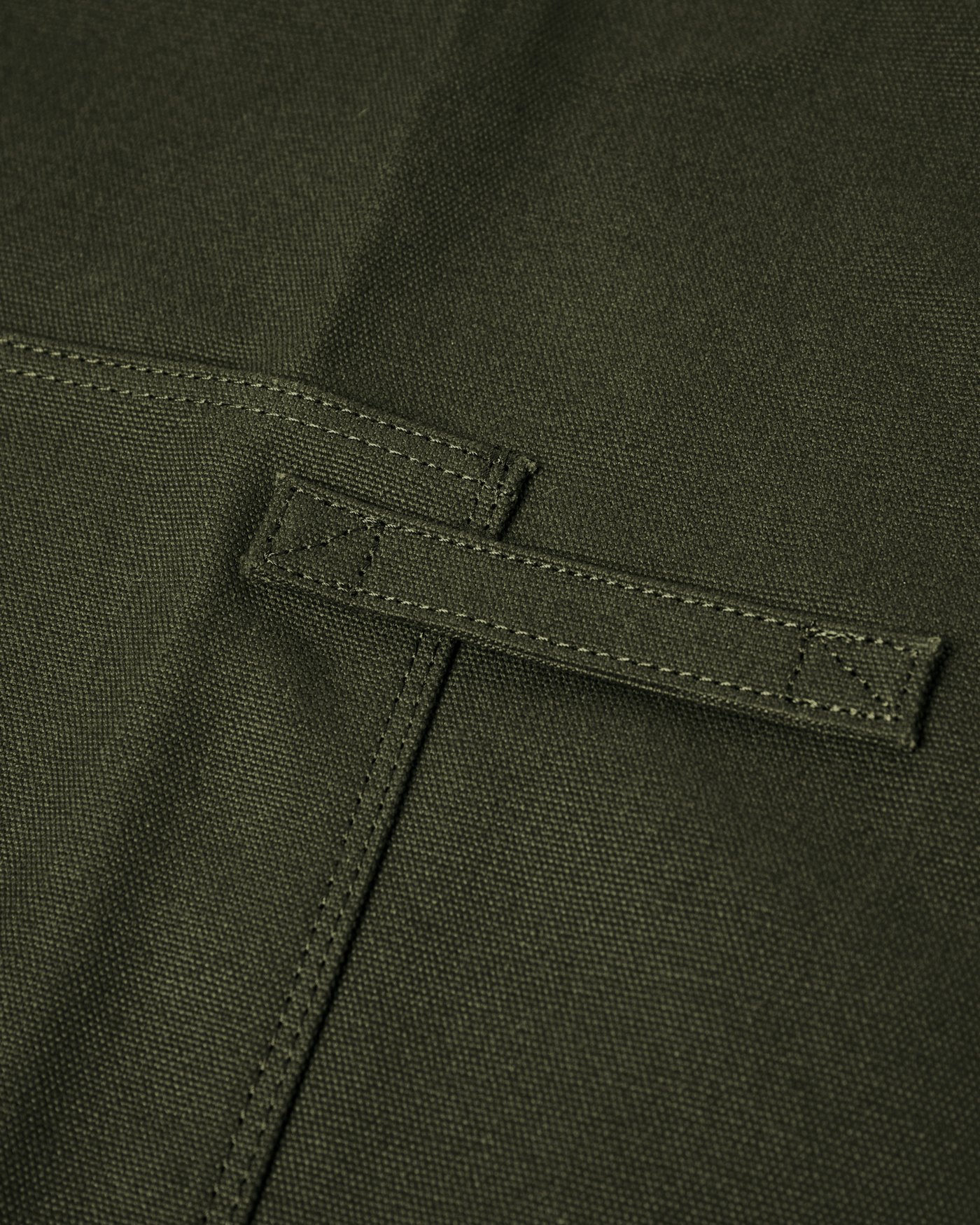 Apron är i färgen oliv (3 av 3)