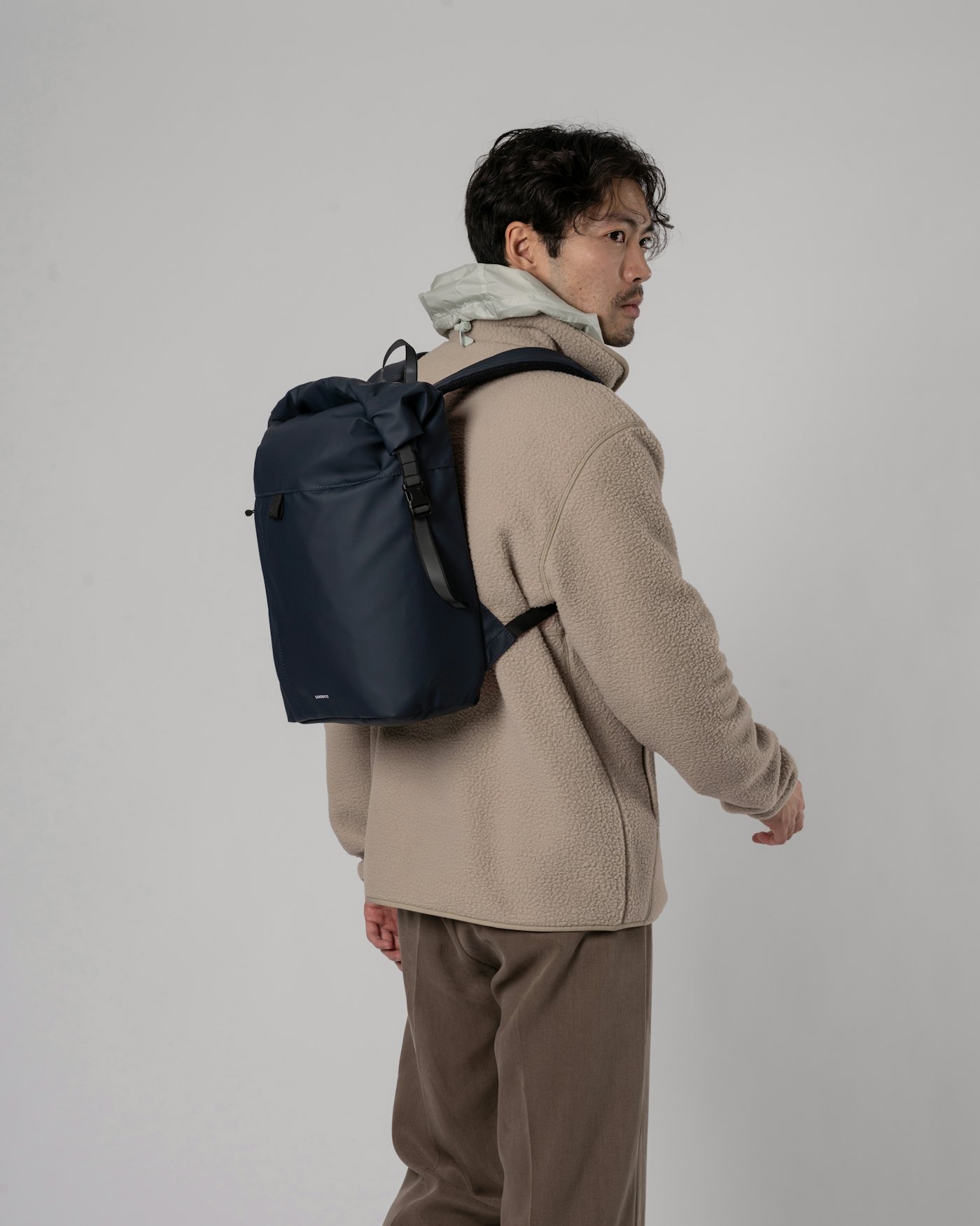 Konrad est en couleur bleu marine (8 de 9)