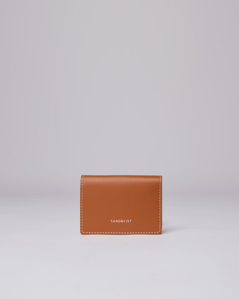 Noomi belongs to the category Wallets and is in color fox red