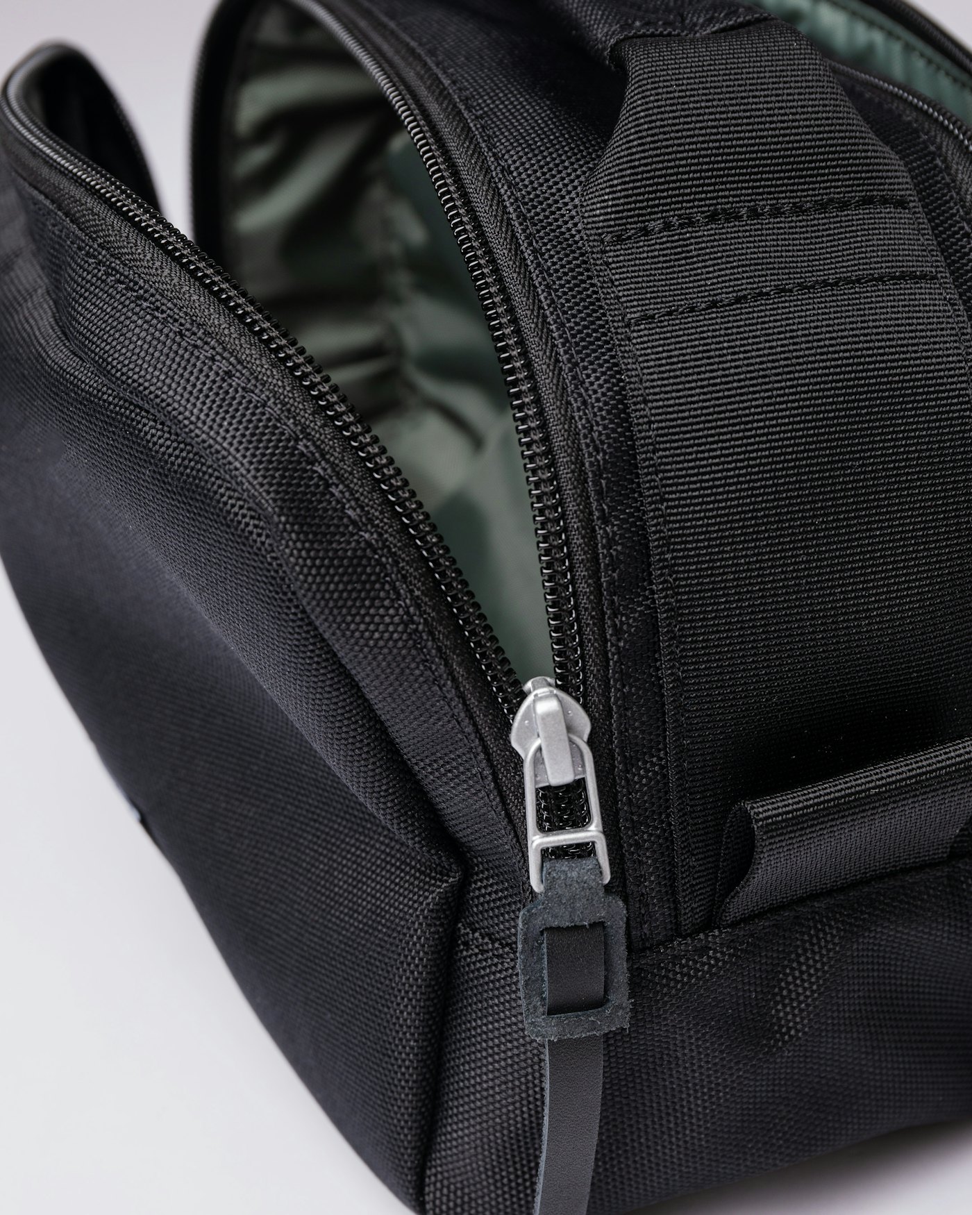 Gunnar is in color black with black leather (6 of 7)