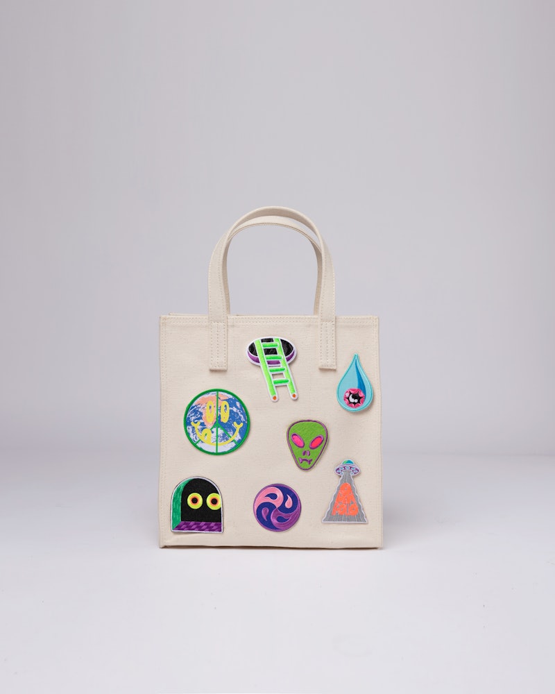 Bottle bag x OMNIPOLLO gehört zur kategorie Collaborations und ist farbig greige with print