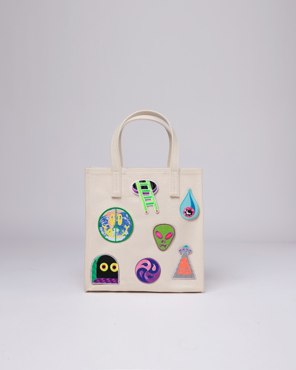 Bottle bag x OMNIPOLLO gehört zur kategorie Collaborations und ist farbig greige with print (1 oder 9)
