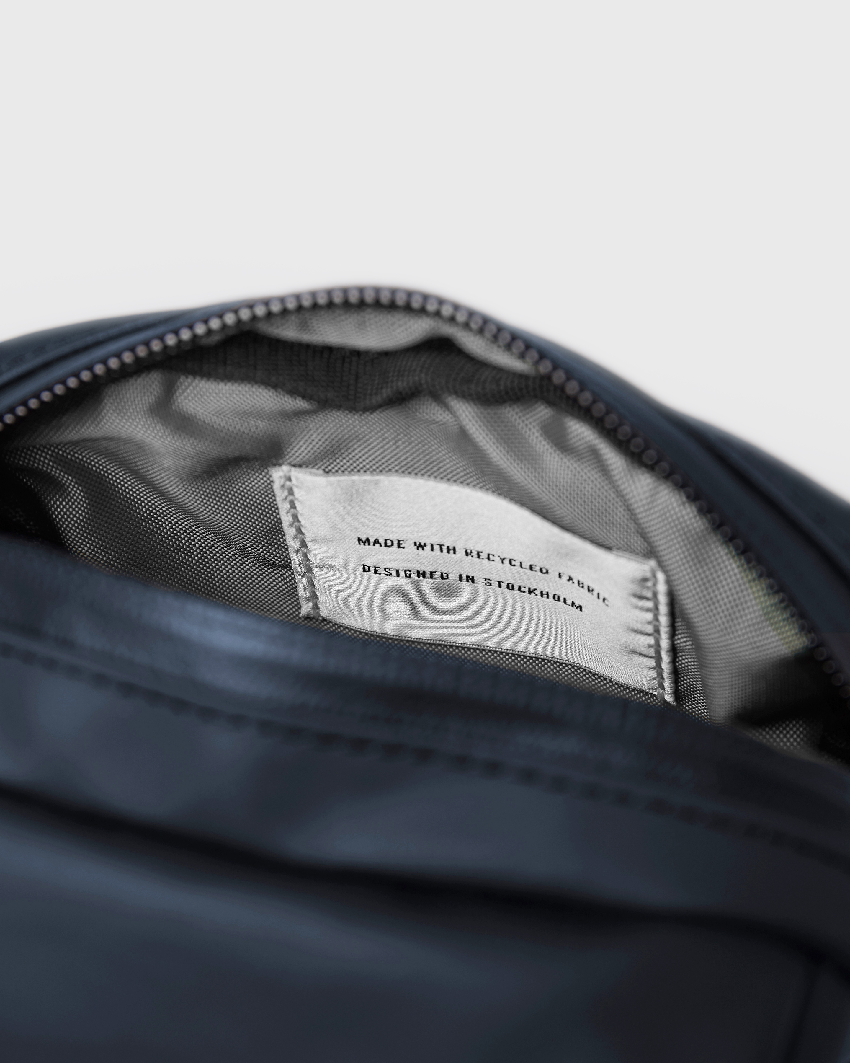 Poe är i färgen navy (3 av 6)