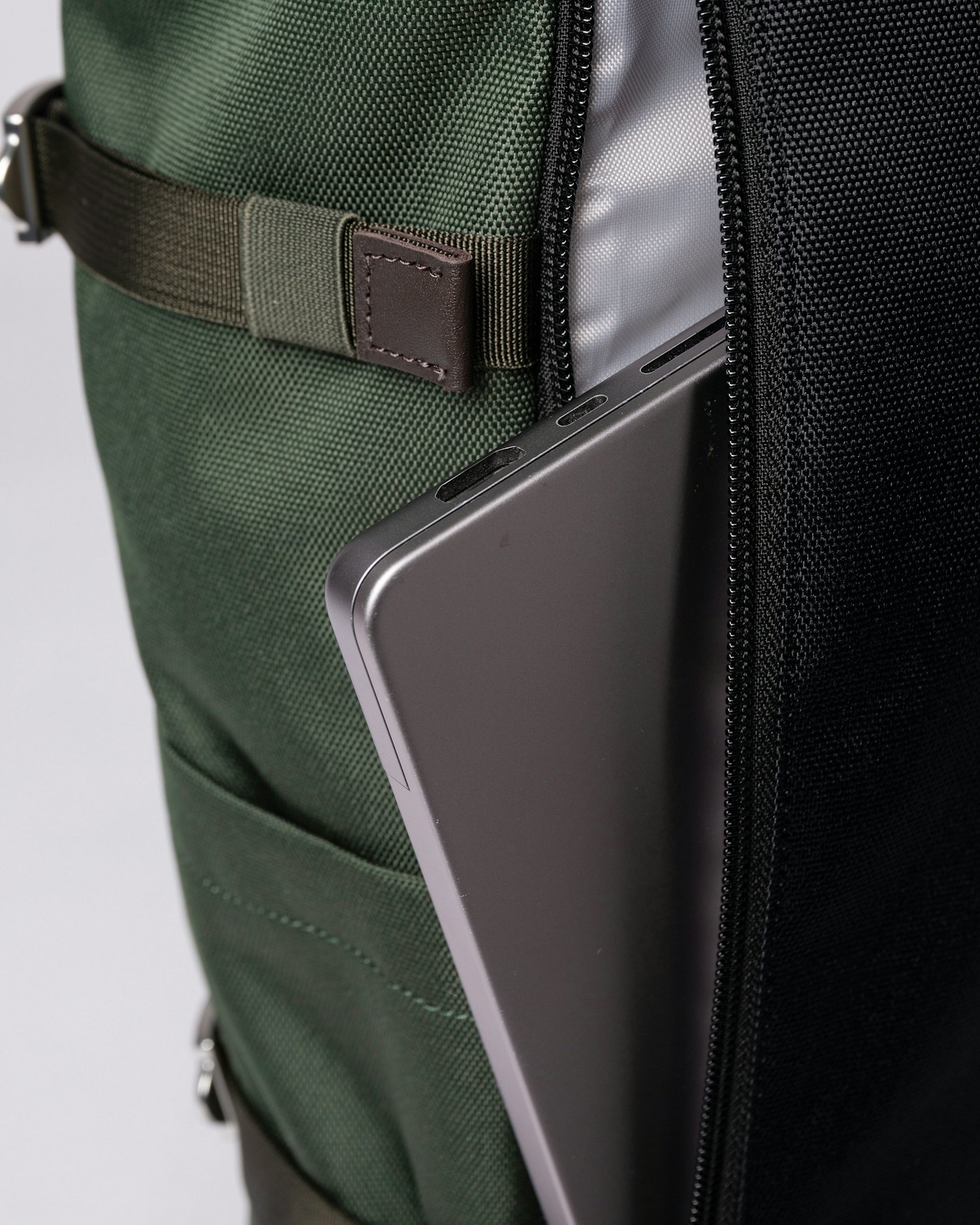 Bernt is in color dawn green (4 of 8)