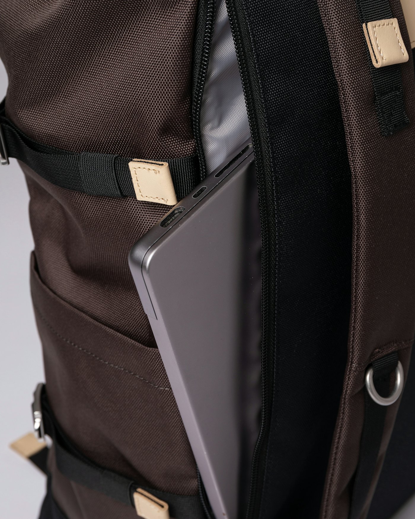 Bernt is in color brown (4 of 8)