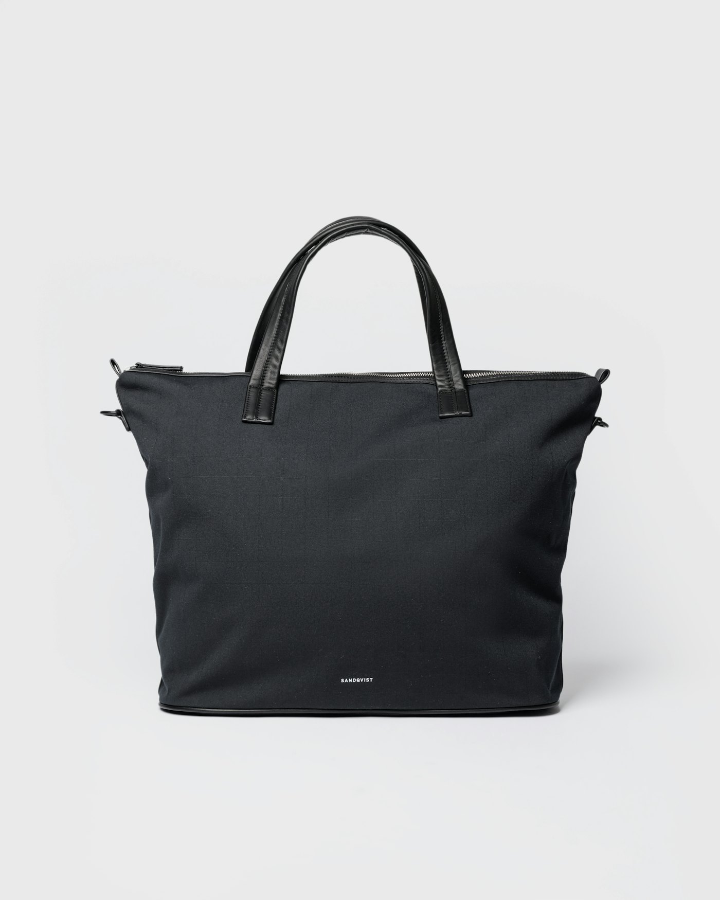 Everyday weekend bag is in color black (1 of 10)
