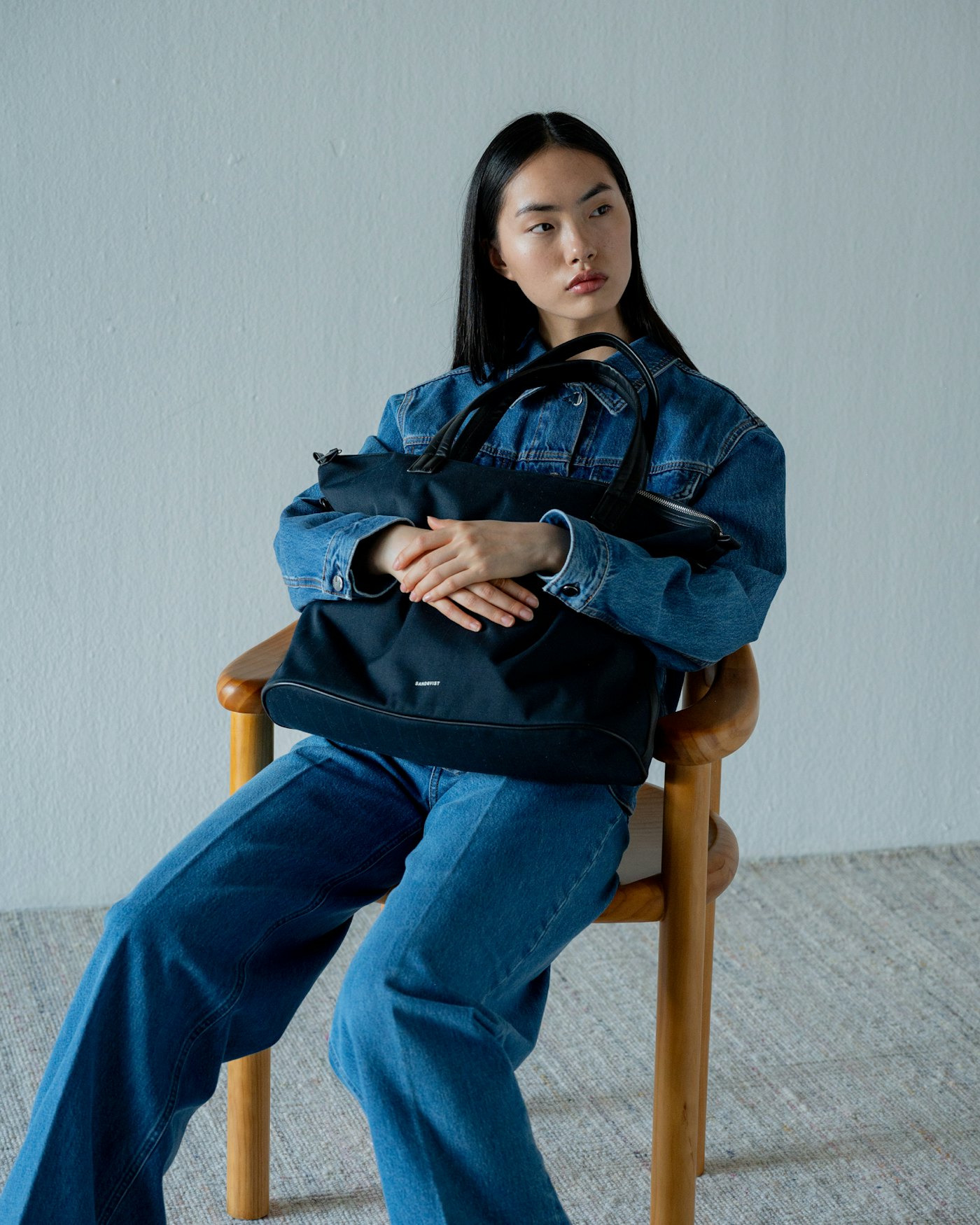 Everyday weekend bag is in color black (9 of 10)