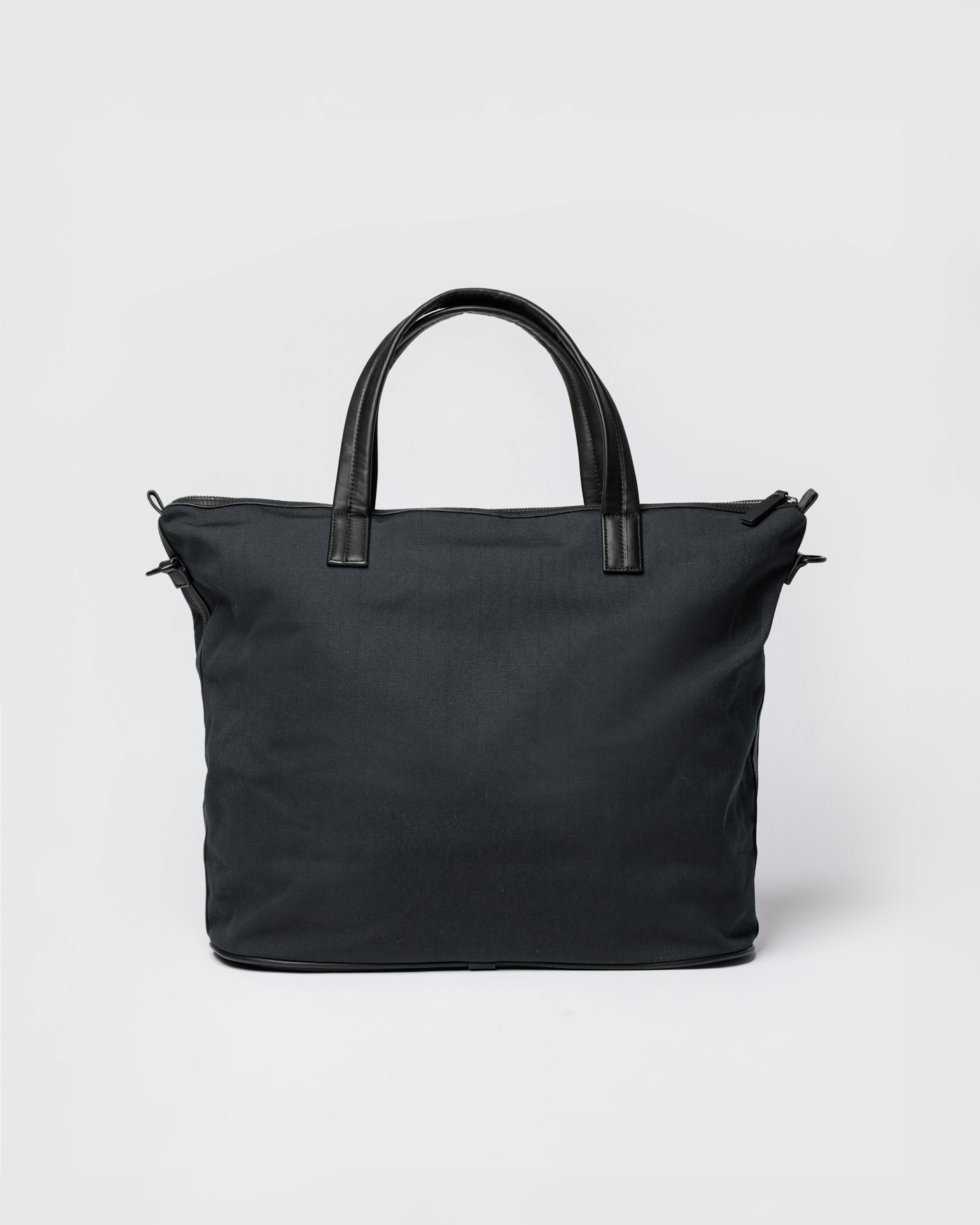 Everyday weekend bag is in color black (2 of 10)