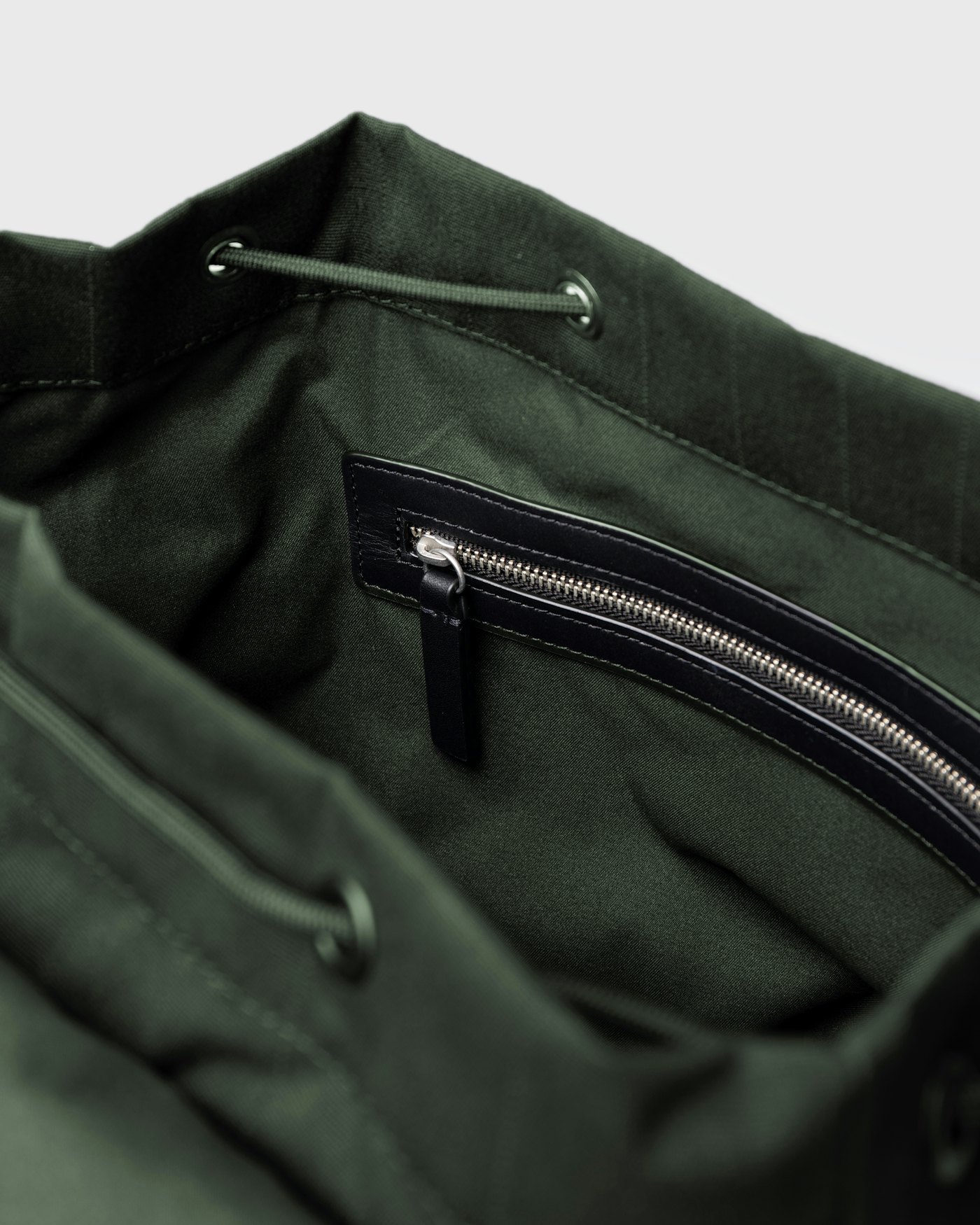 Everyday  Rucksack is in color dark green (5 of 8)