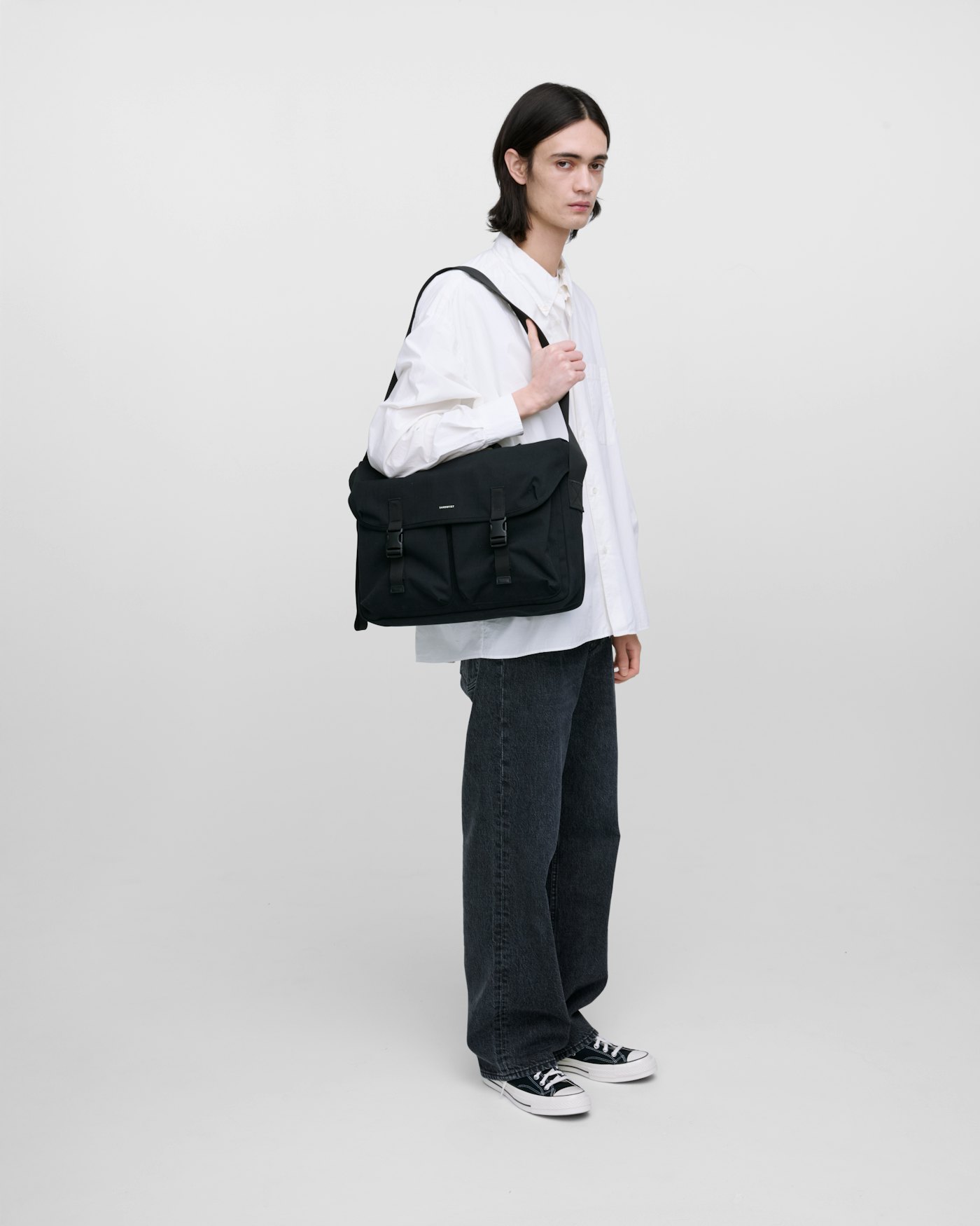 Everyday messenger bag is in color black (9 of 12)