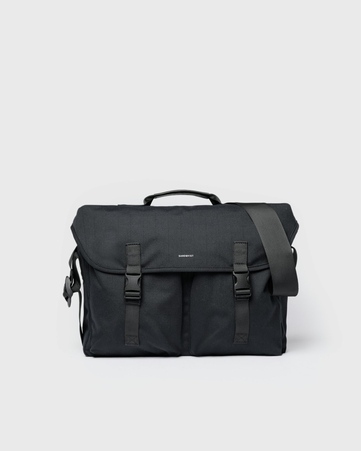 Everyday messenger bag is in color black (1 of 12)