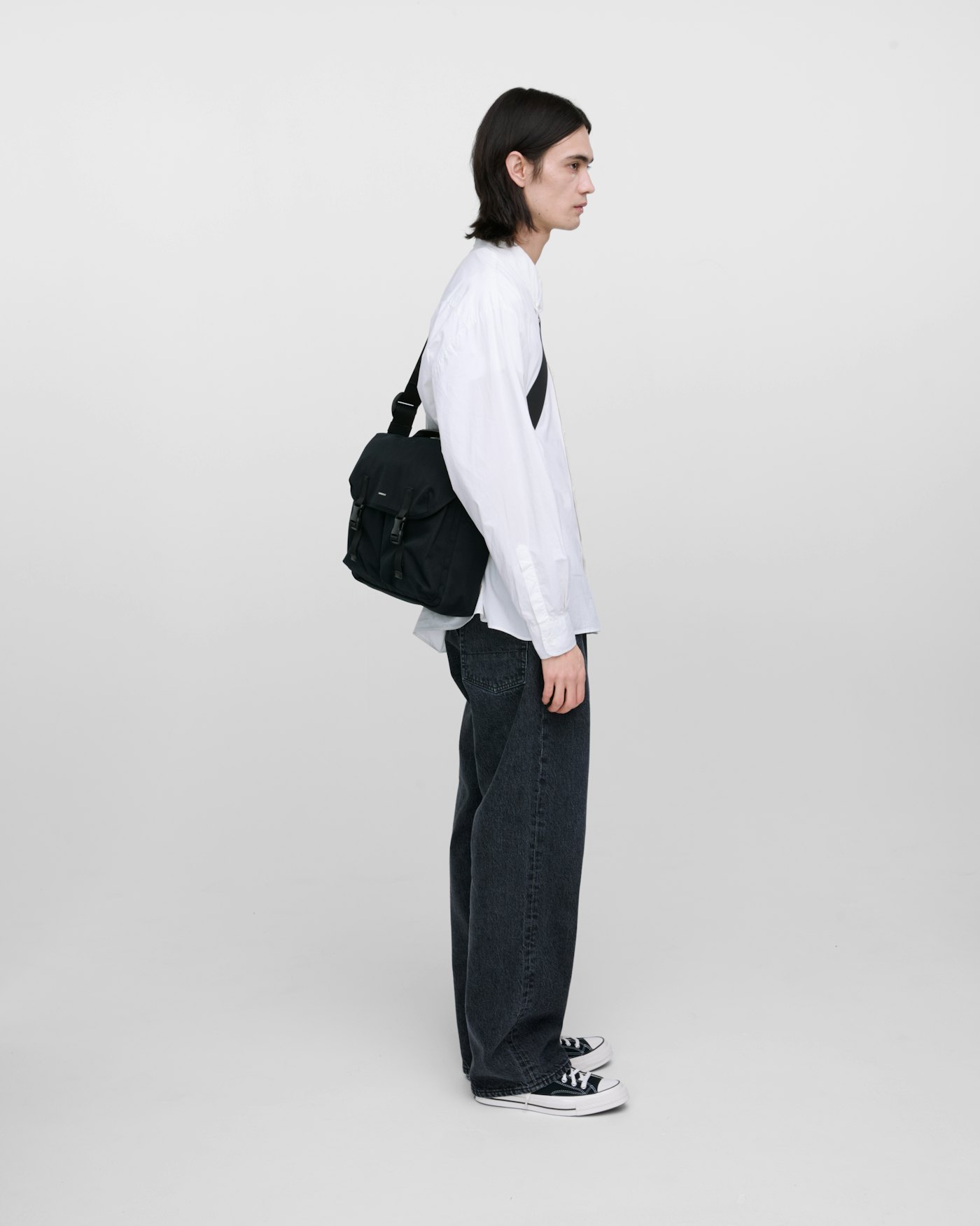 Everyday messenger bag is in color black (7 of 12)