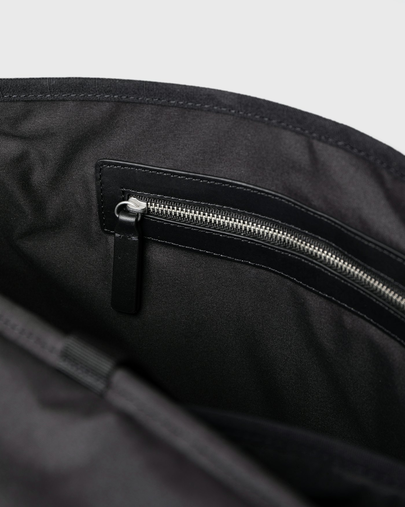 Everyday messenger bag is in color black (4 of 12)