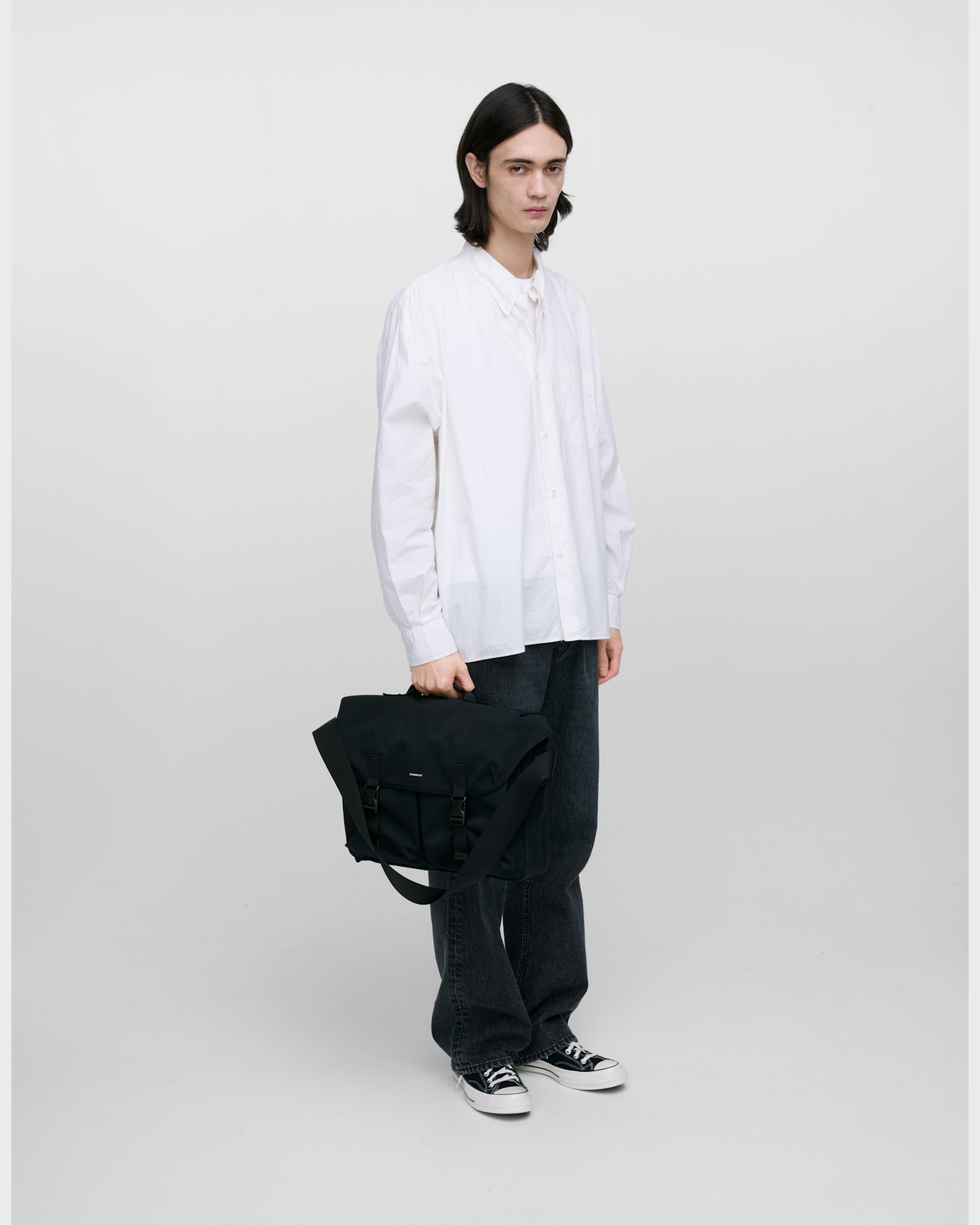 Everyday messenger bag is in color black (10 of 12)