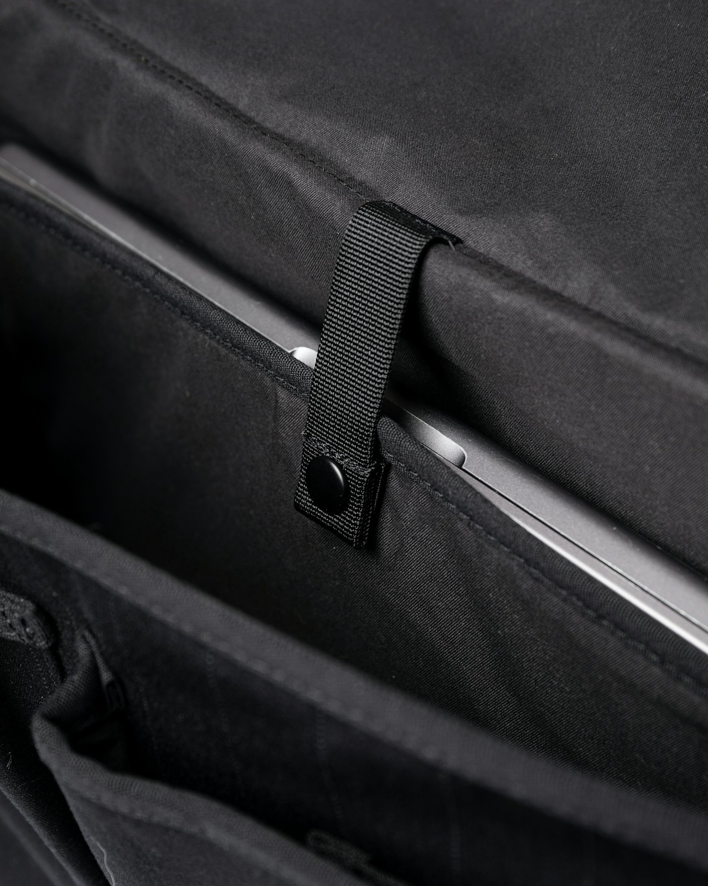 Everyday messenger bag is in color black (5 of 12)