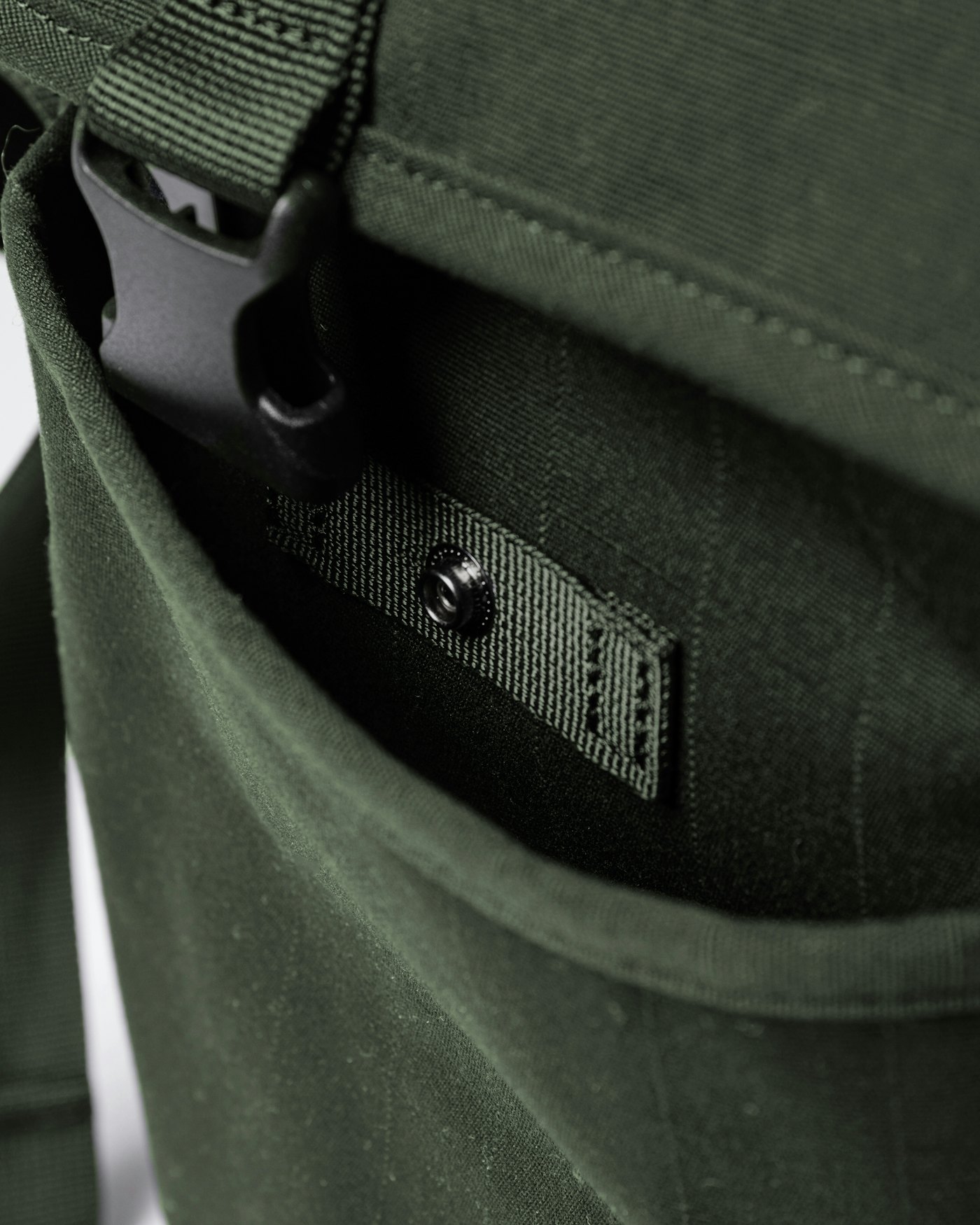 Everyday messenger bag is in color dark green (4 of 10)