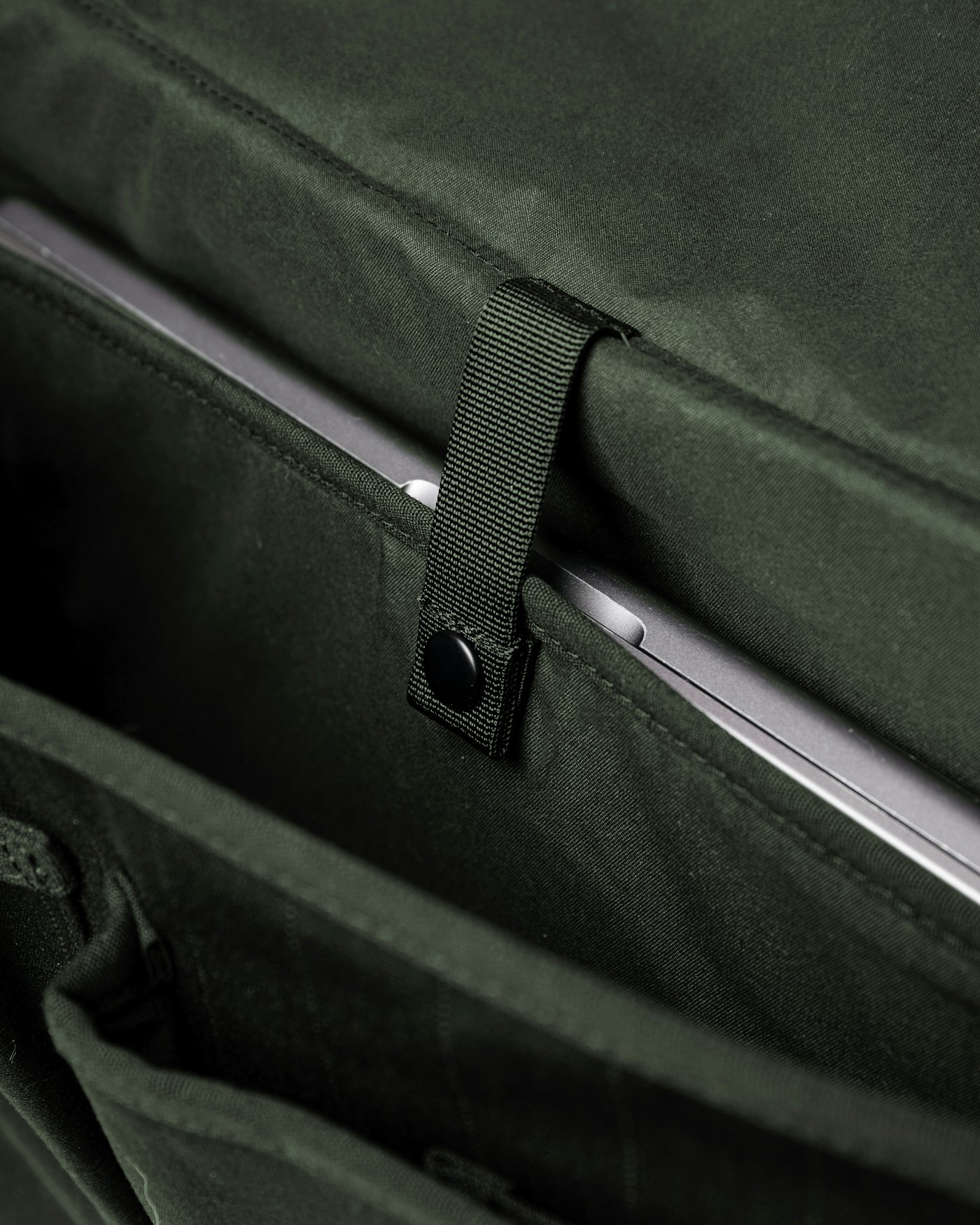 Everyday messenger bag is in color dark green (6 of 10)