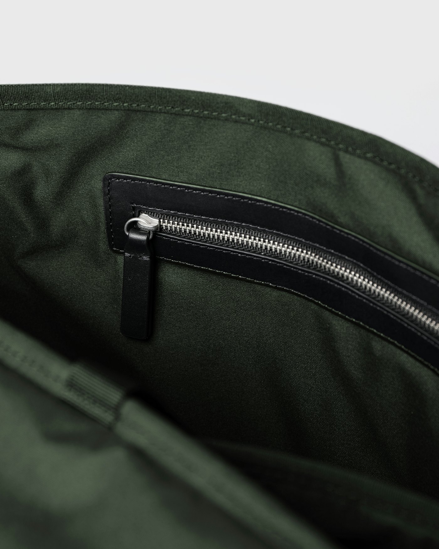 Everyday messenger bag is in color dark green (5 of 10)