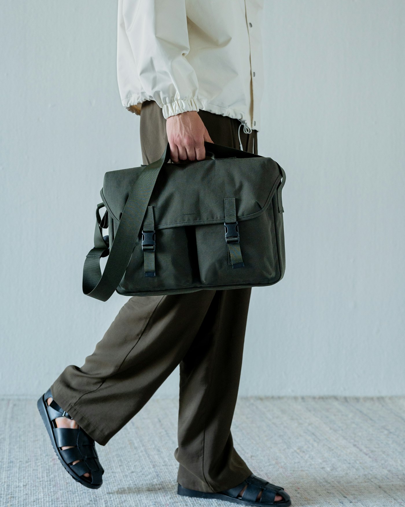 Everyday messenger bag is in color dark green (8 of 10)