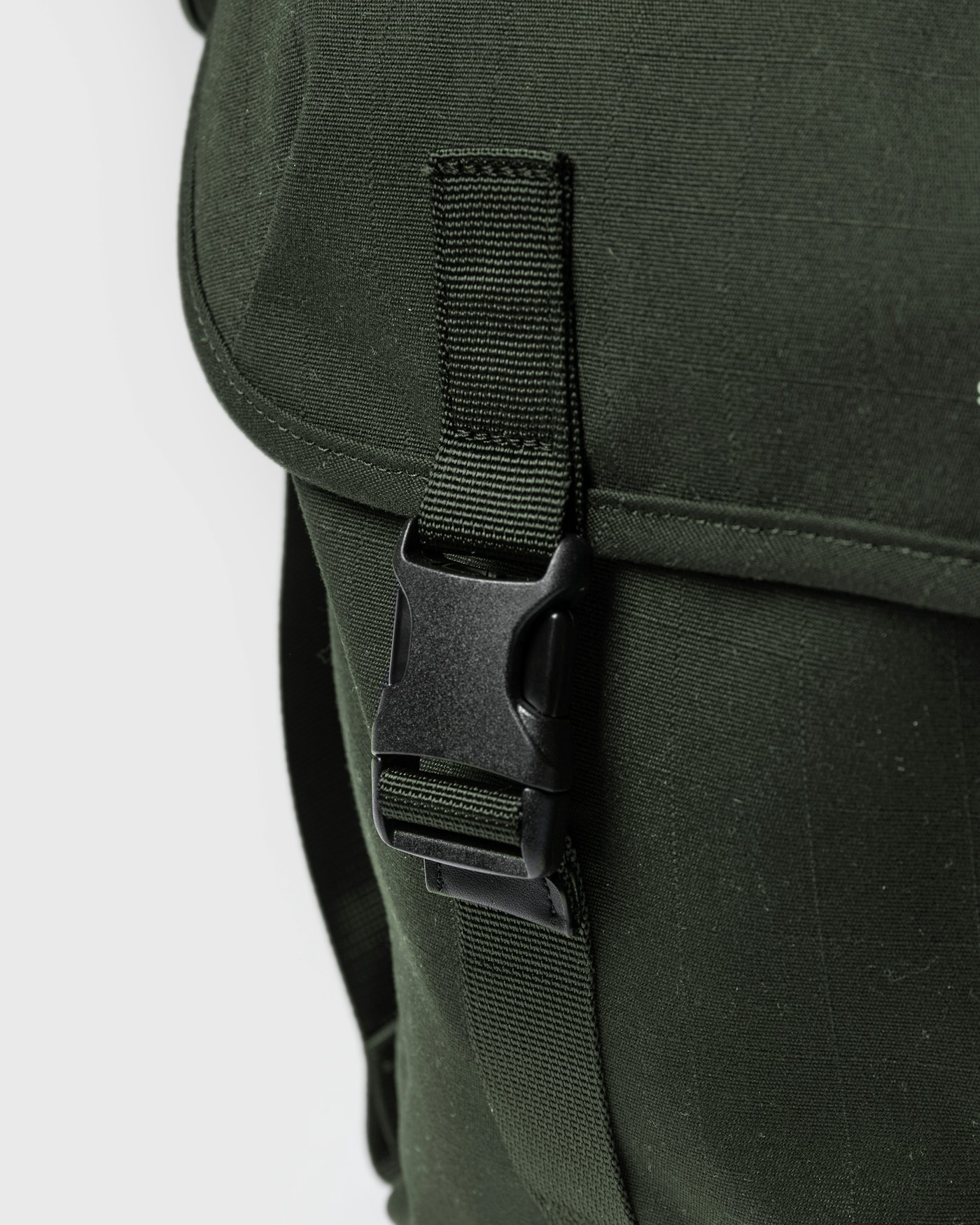Everyday messenger bag is in color dark green (3 of 10)