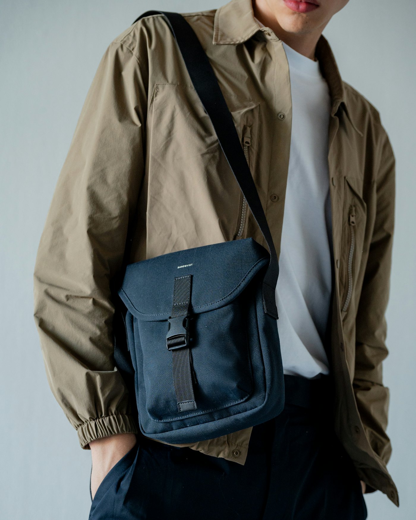 Everyday crossbody bag is in color black (4 of 11)