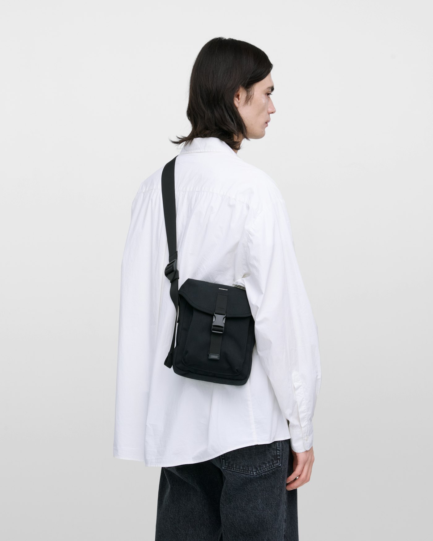 Everyday crossbody bag is in color black (6 of 11)