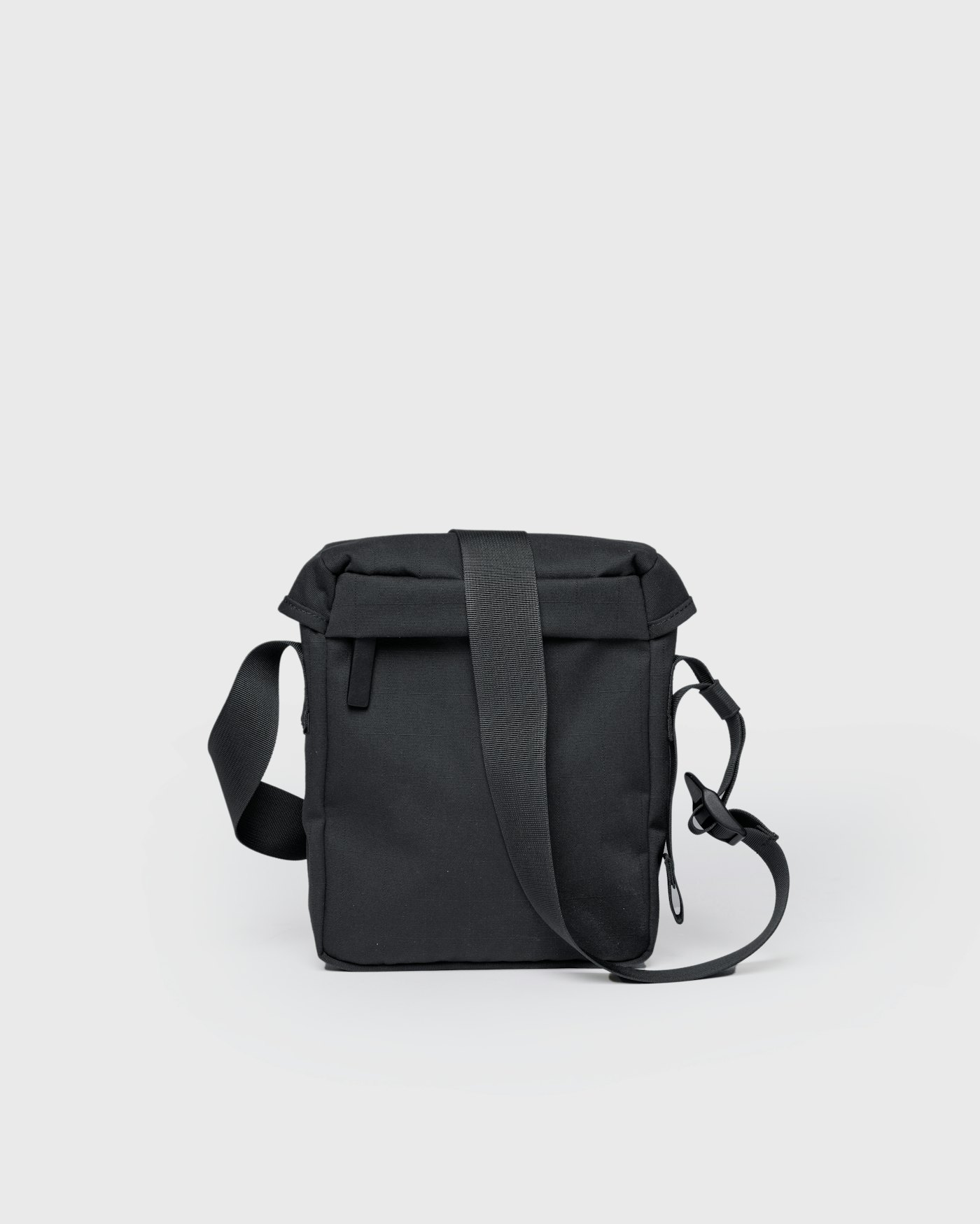Everyday crossbody bag is in color black (2 of 11)