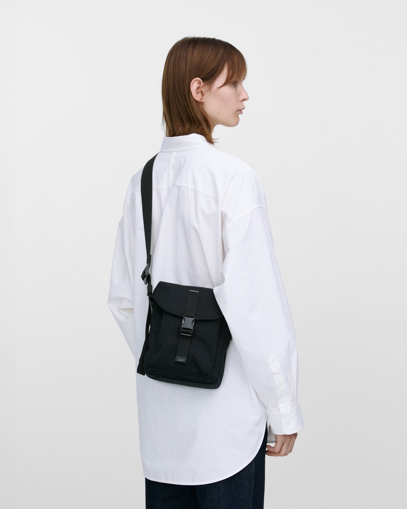 Everyday crossbody bag is in color black (8 of 11)