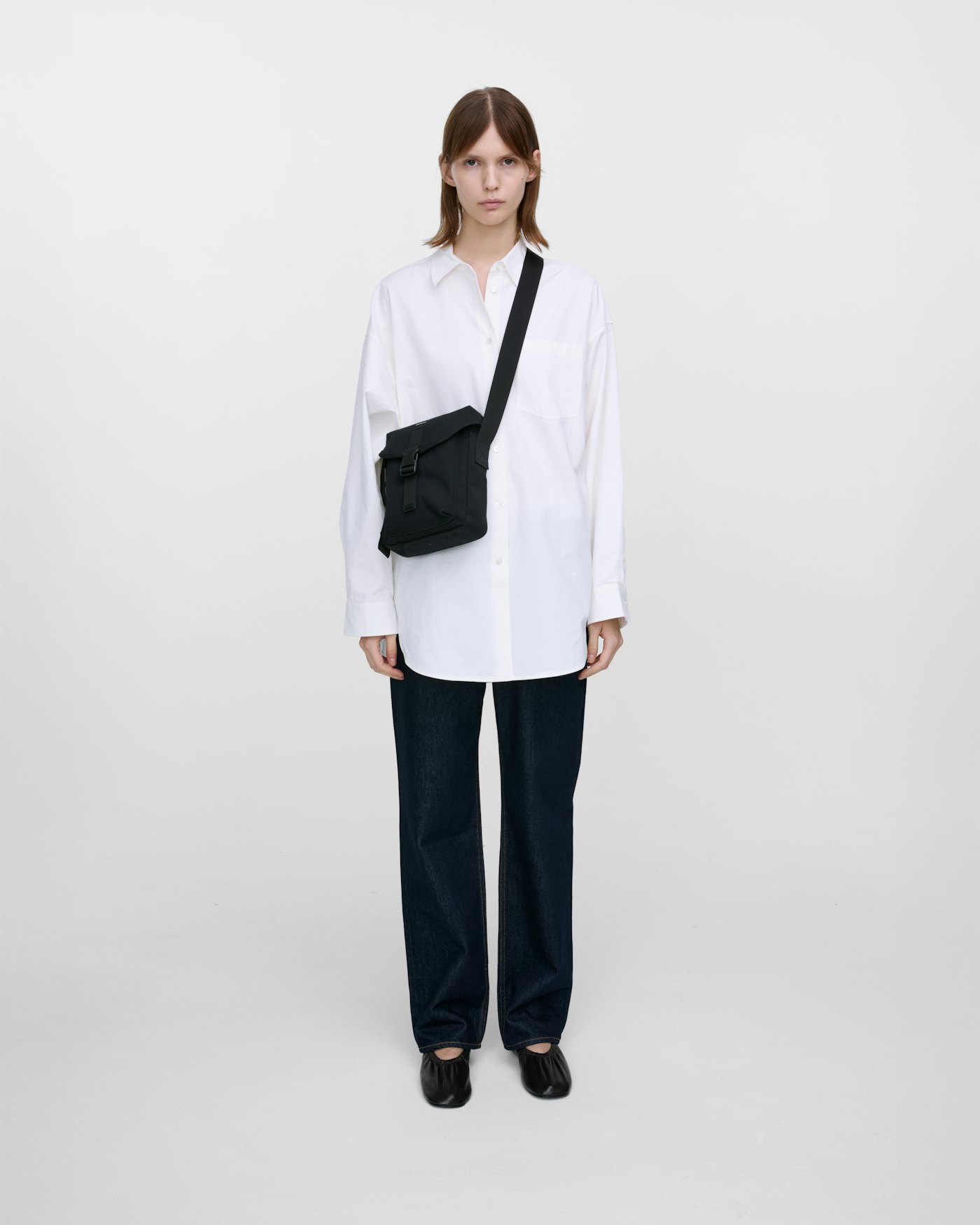 Everyday crossbody bag is in color black (9 of 11)