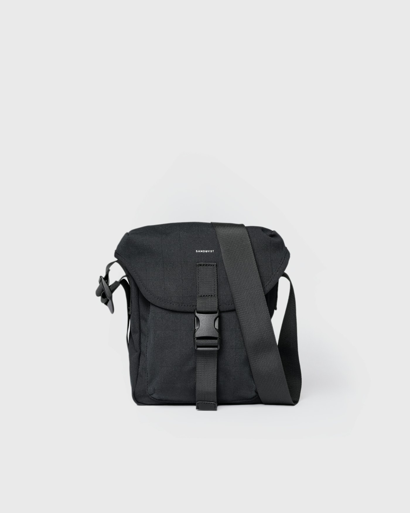 Everyday crossbody bag is in color black (1 of 11)