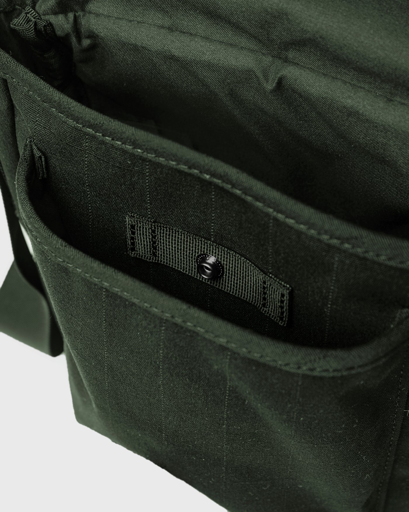 Everyday crossbody bag är i färgen mörkgrön (3 av 5)