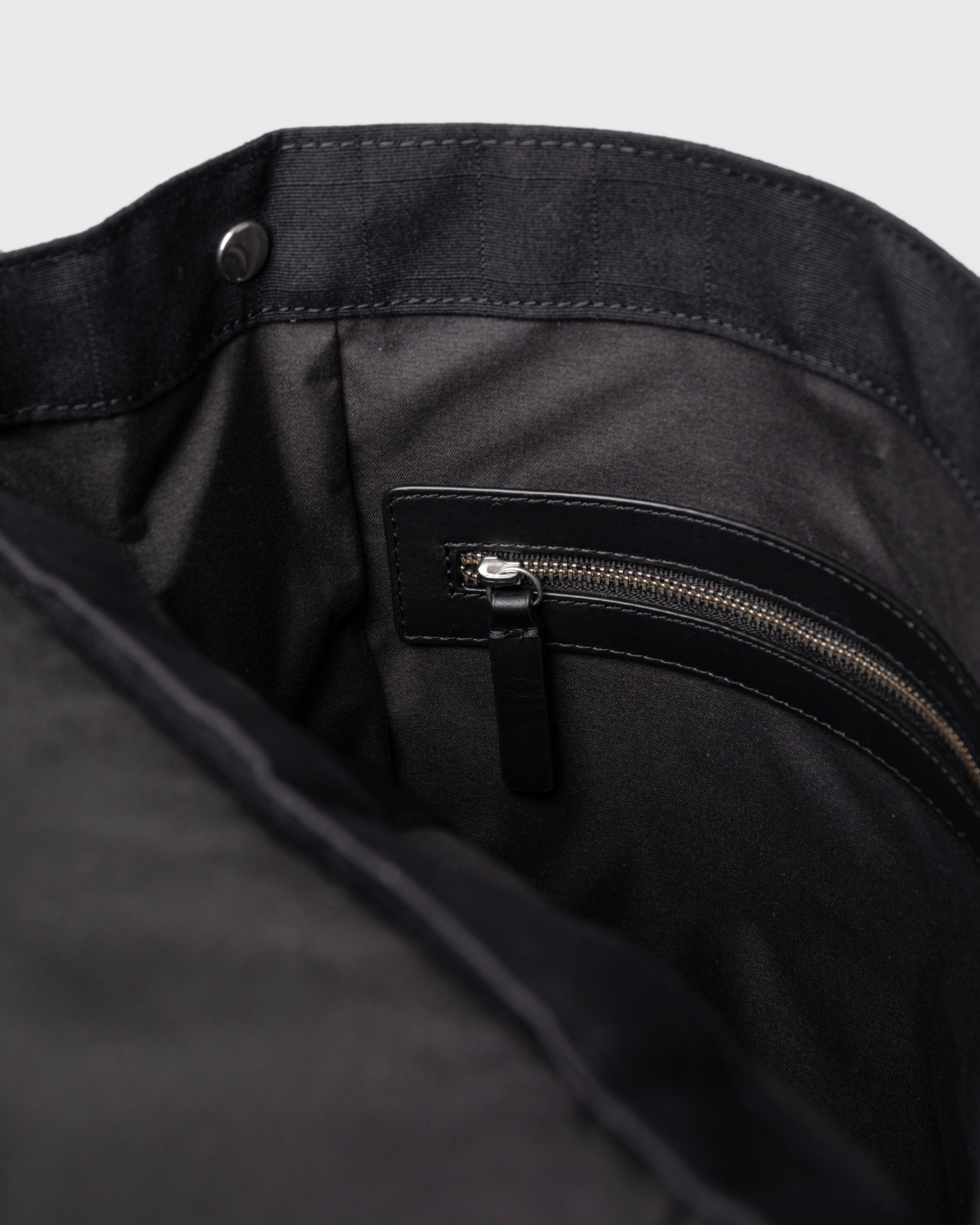 EVERYDAY Lid backpack M is in color black (6 of 10)
