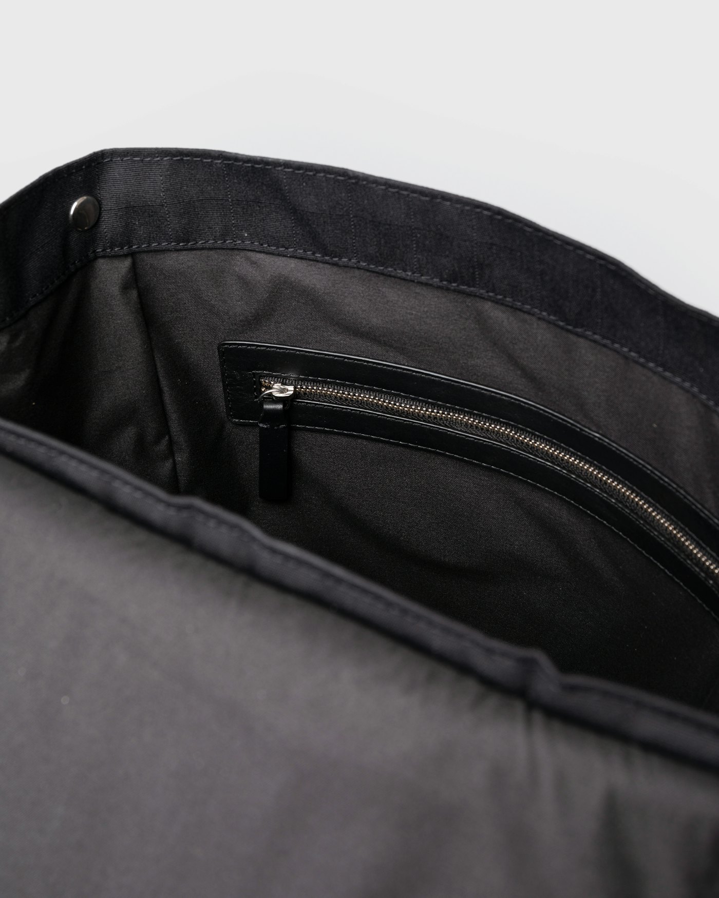 EVERYDAY Lid backpack L is in color black (6 of 11)