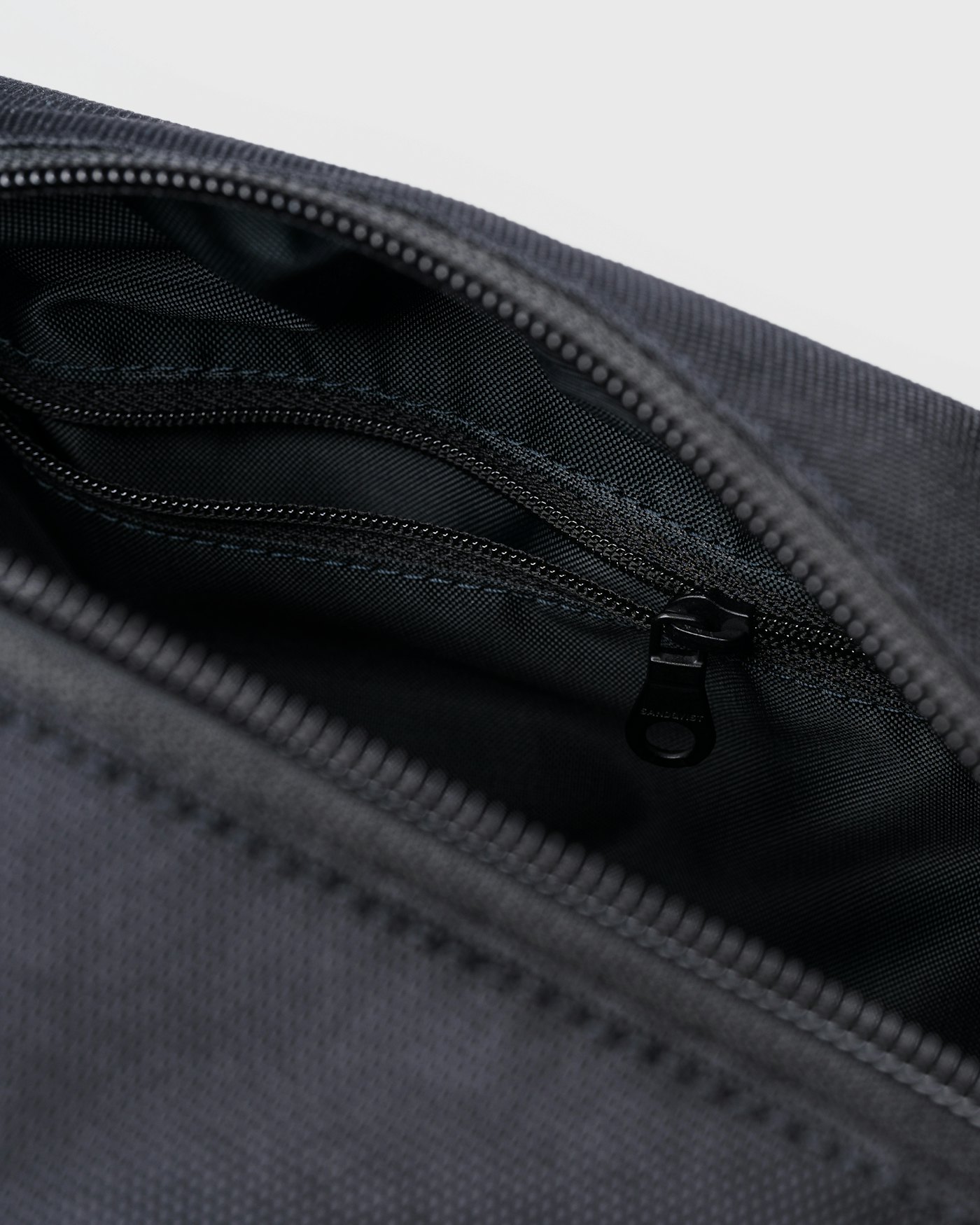 GO Handle wash bag is in color black (3 of 3)