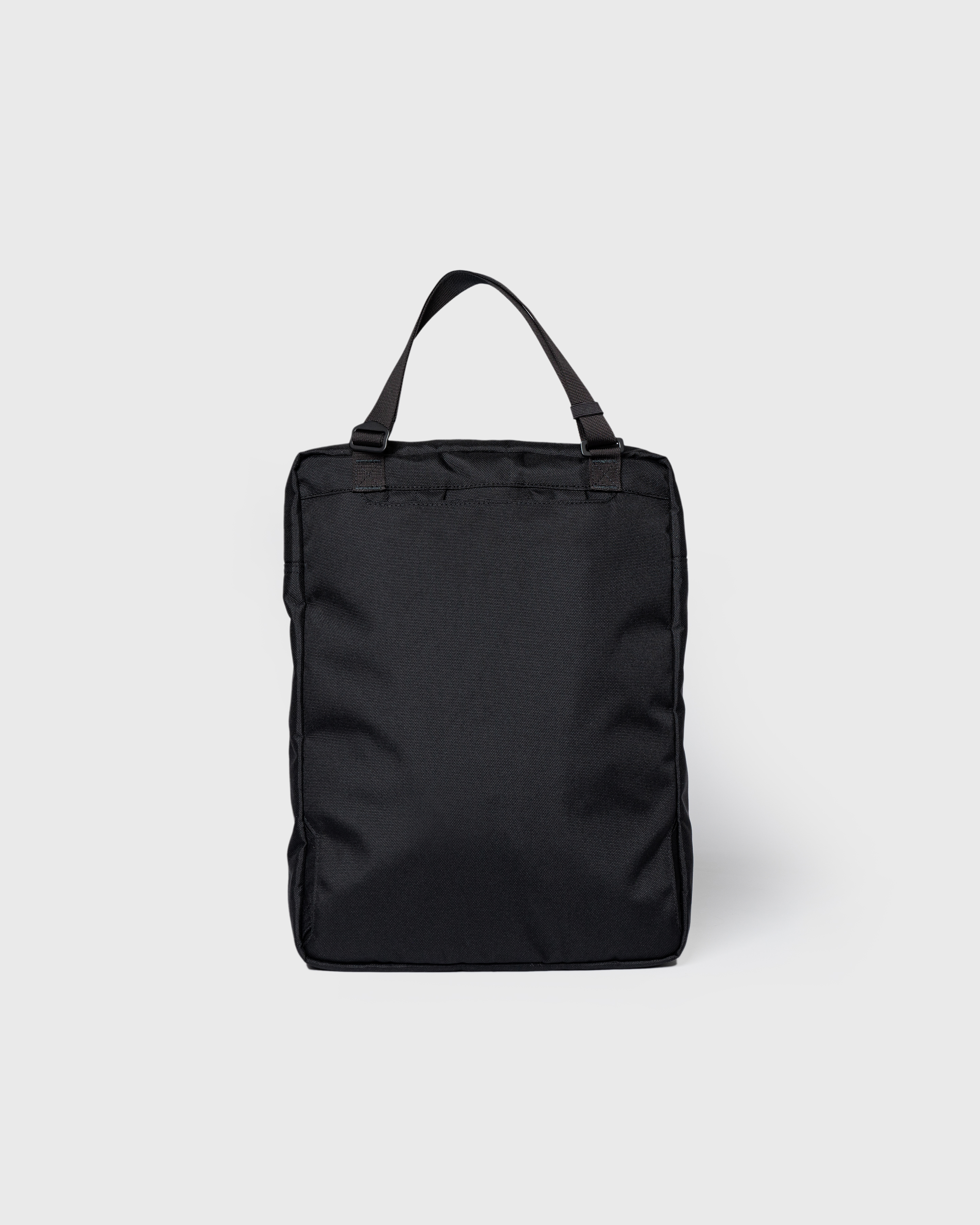 GO 2-Way Tote Bag är i färgen svart (5 av 18)