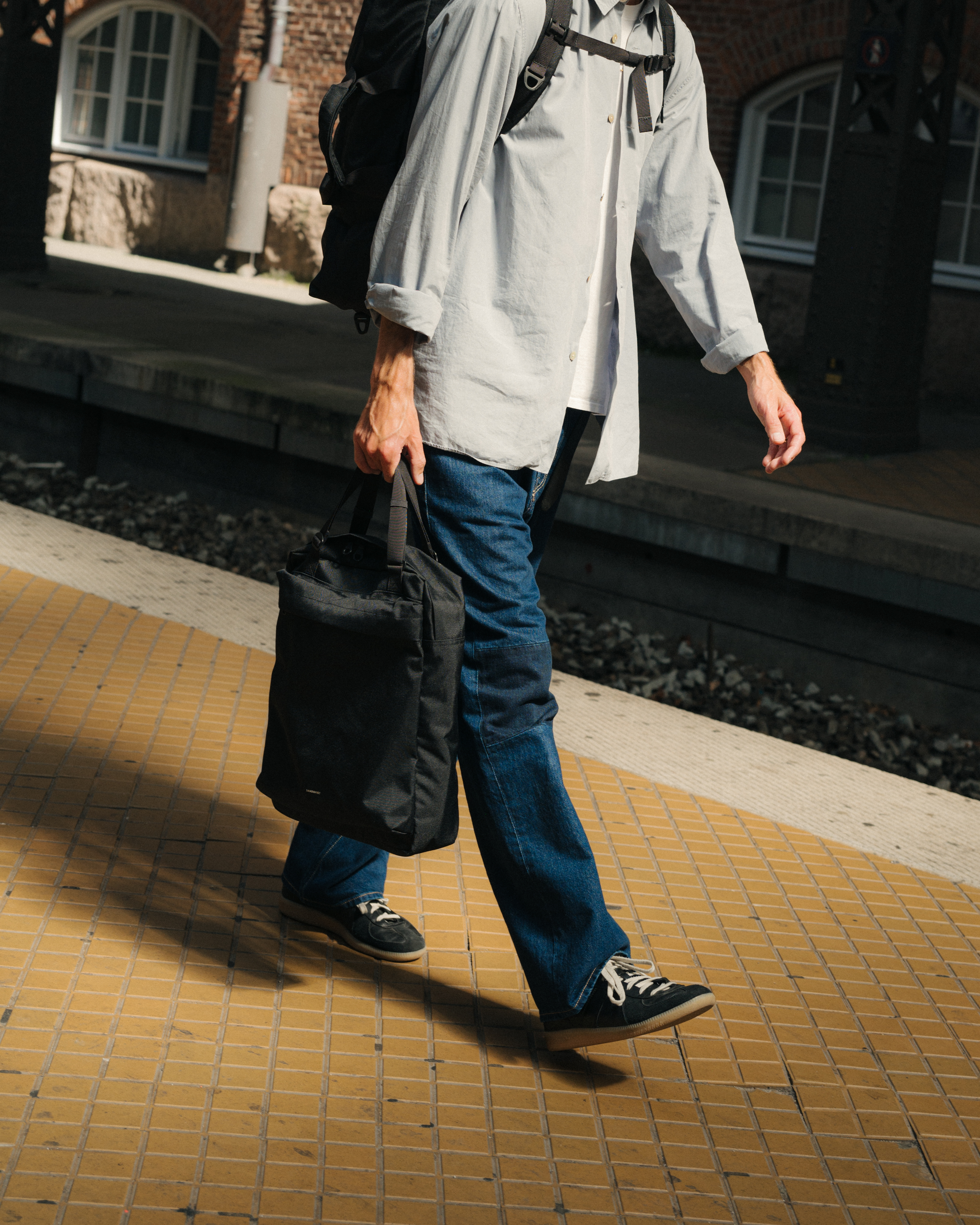 GO 2-Way Tote Bag är i färgen svart (17 av 18)