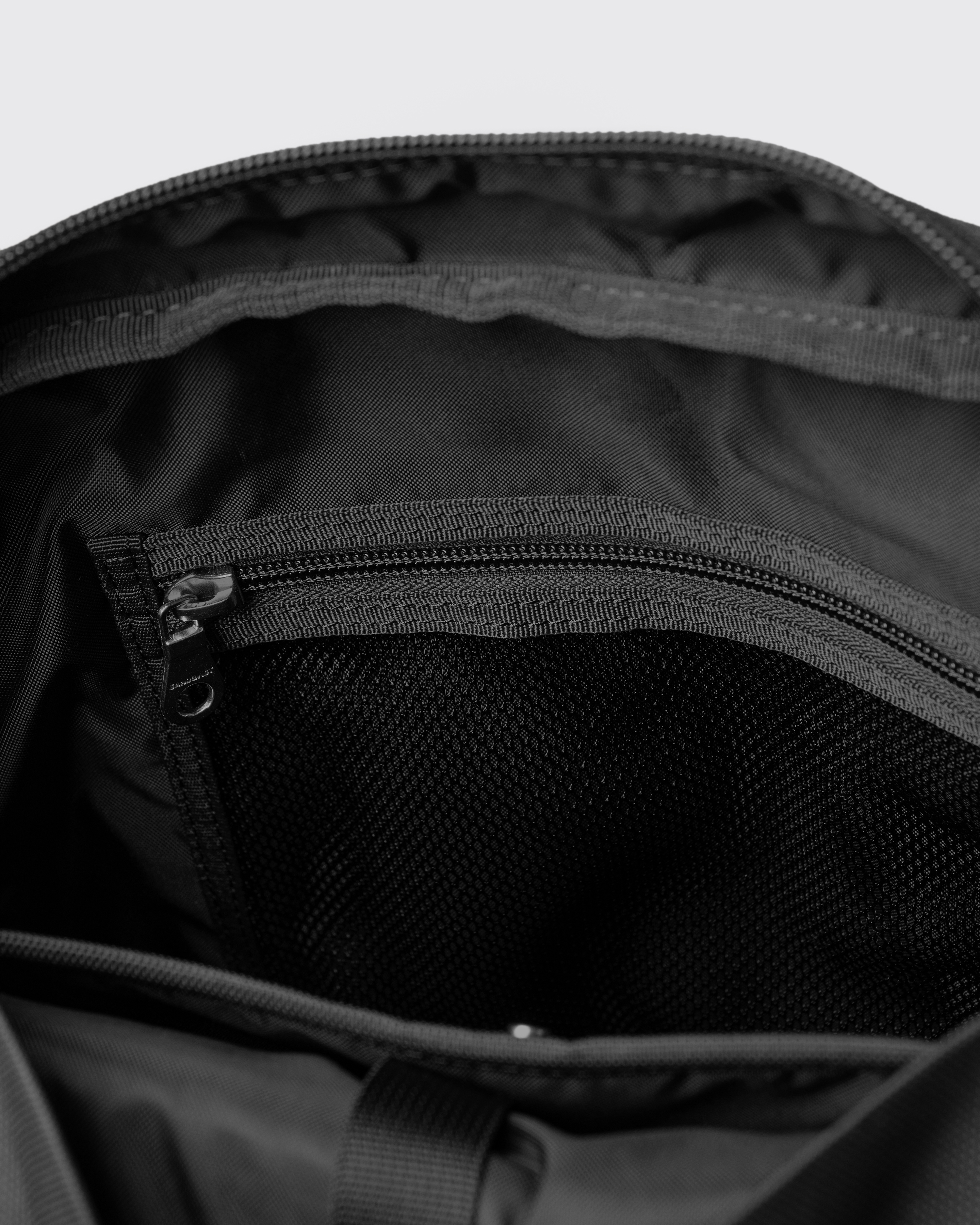 GO 2-Way Tote Bag är i färgen svart (8 av 18)