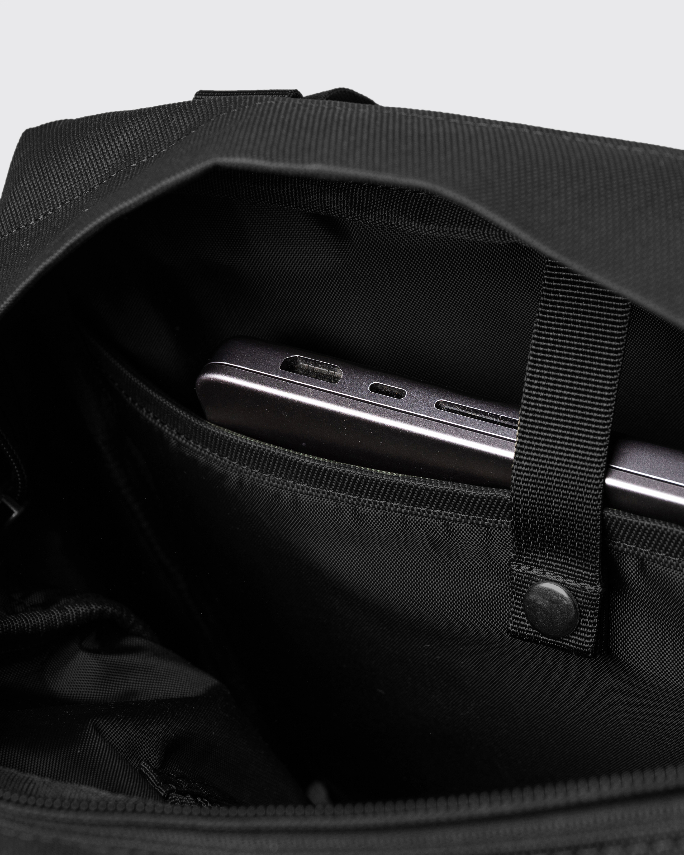 GO 2-Way Tote Bag är i färgen svart (7 av 18)