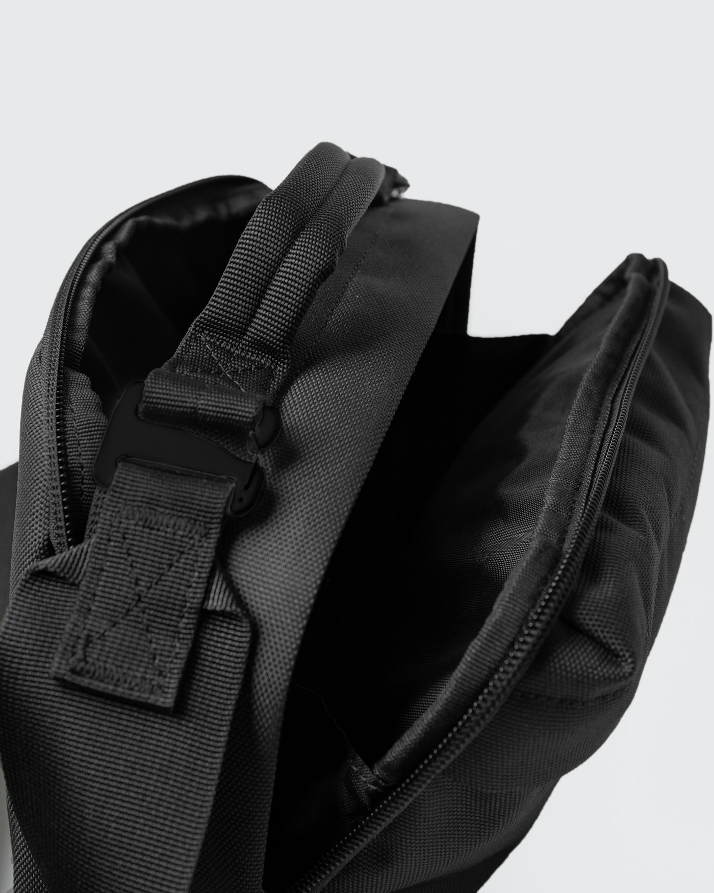 GO Shoulder bag är i färgen svart (6 av 11)