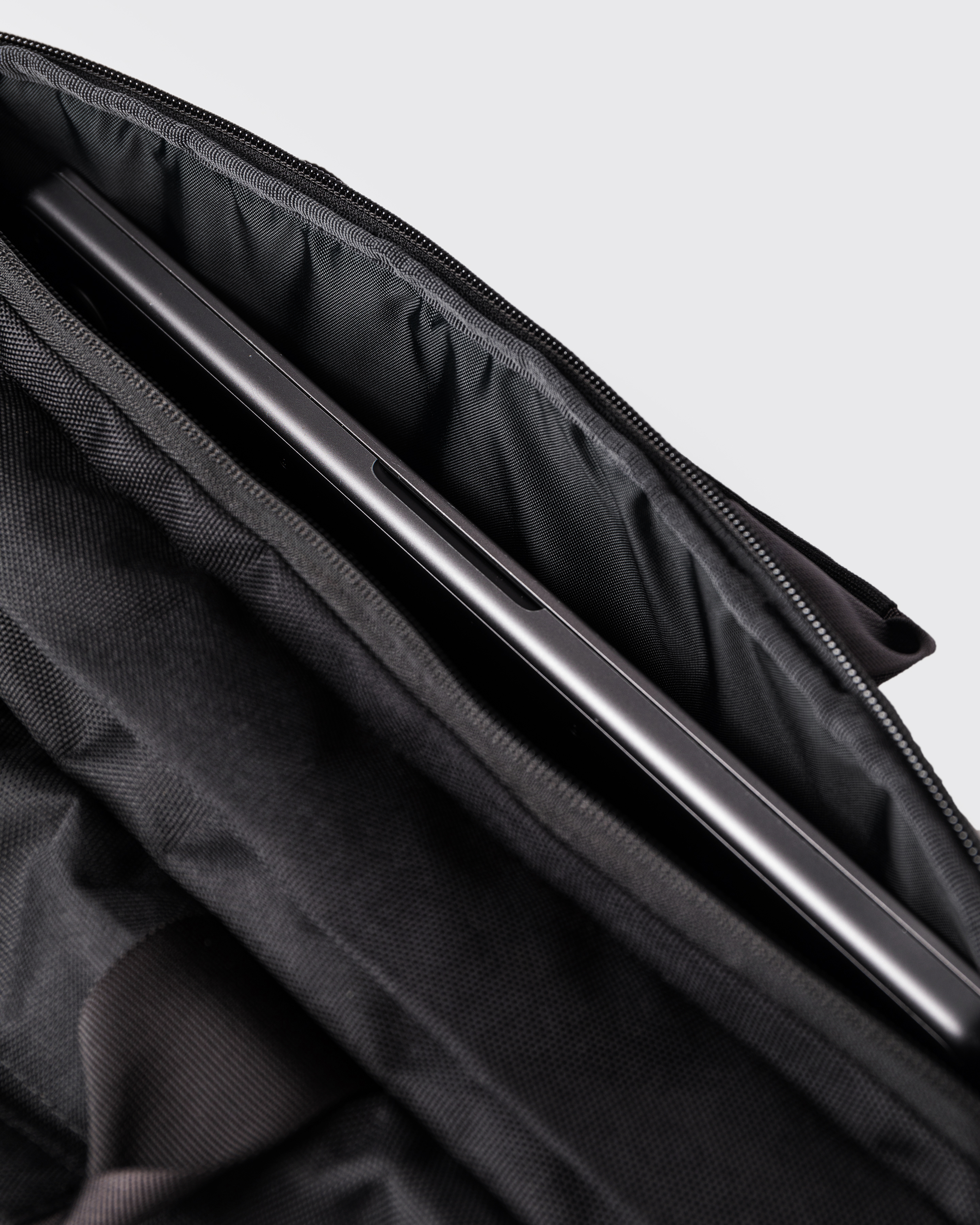 GO Briefcase is in color black (6 of 11)