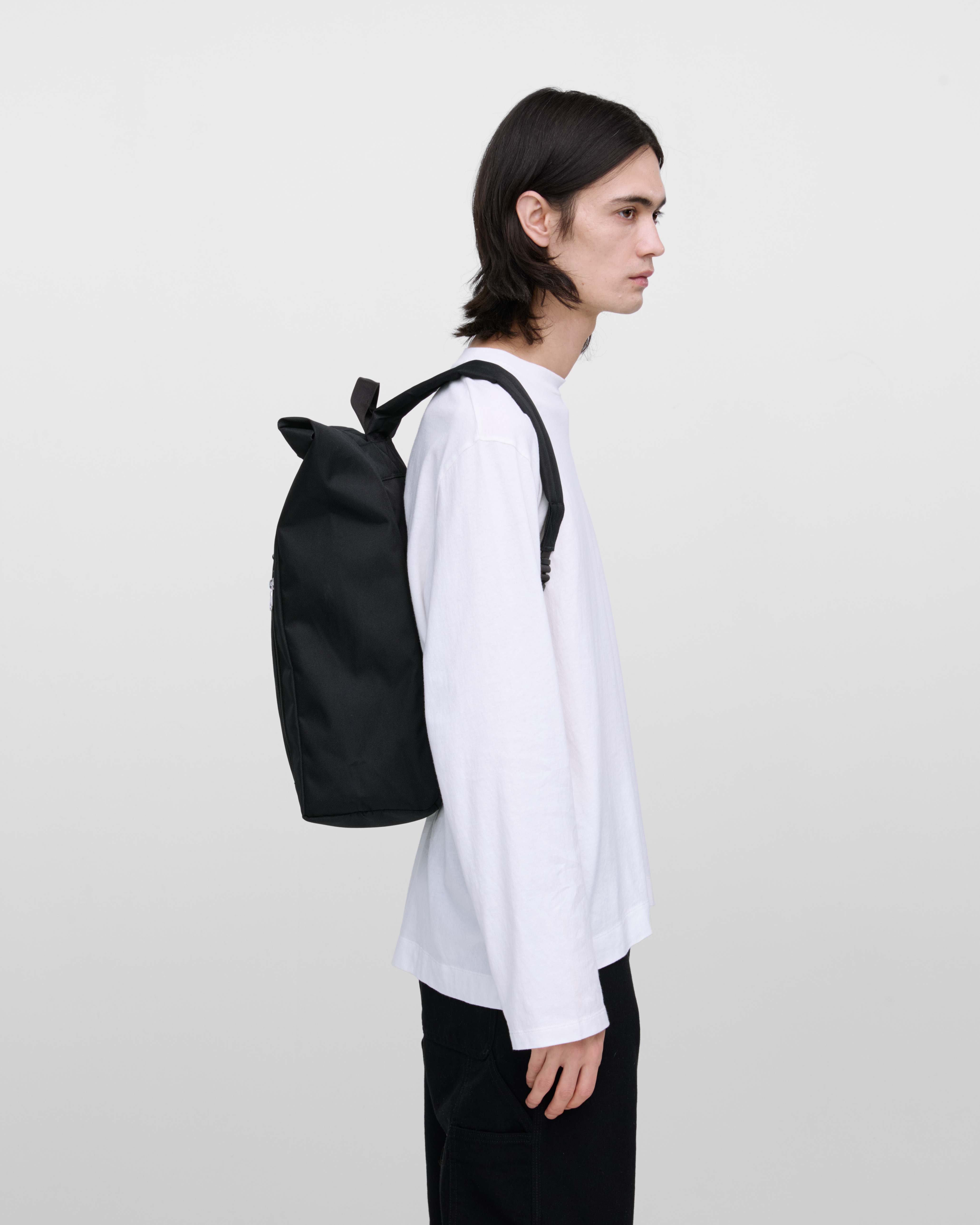 GROUND Rolltop Backpack L är i färgen svart (5 av 12)