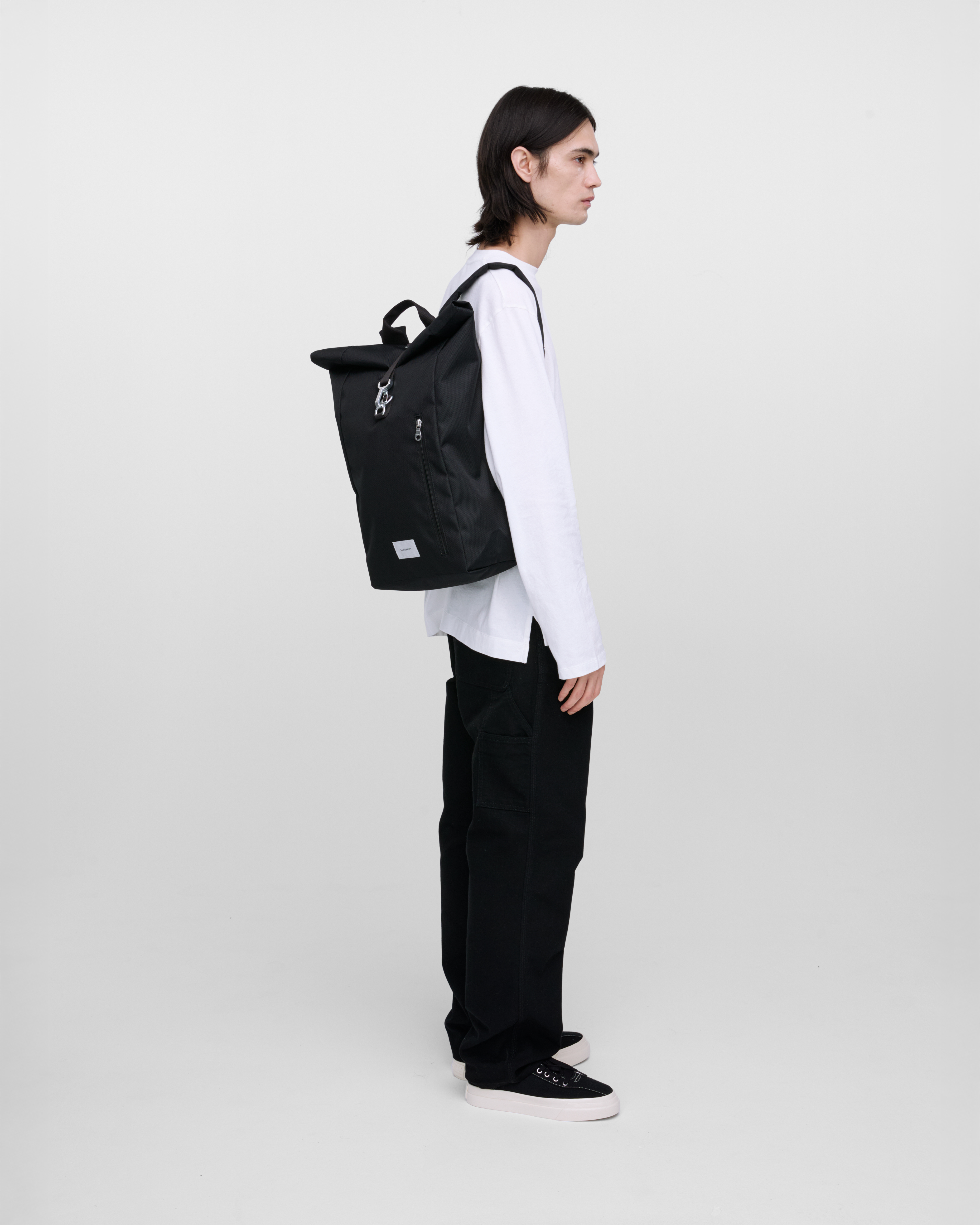 GROUND Rolltop Backpack L är i färgen svart (8 av 12)